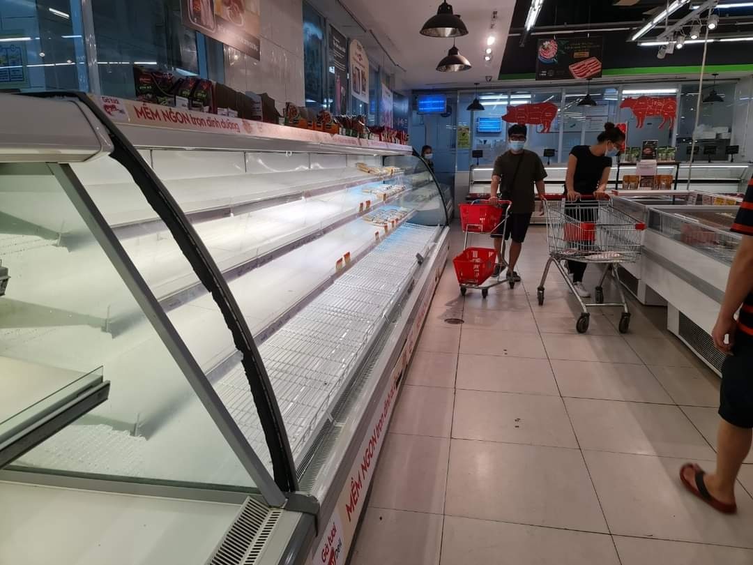 Nhieu nguoi Ha Noi tich tru hang hoa hinh anh