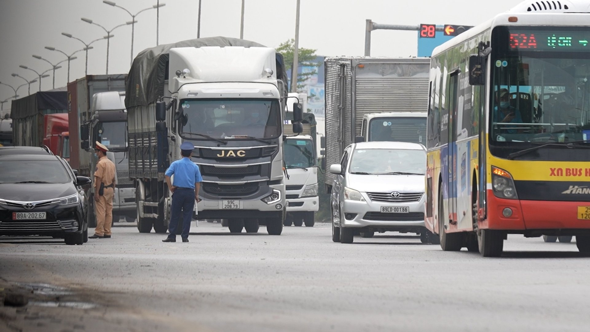 Khong khai bao y te, nhieu xe van di qua chot kiem dich o Ha Noi hinh anh