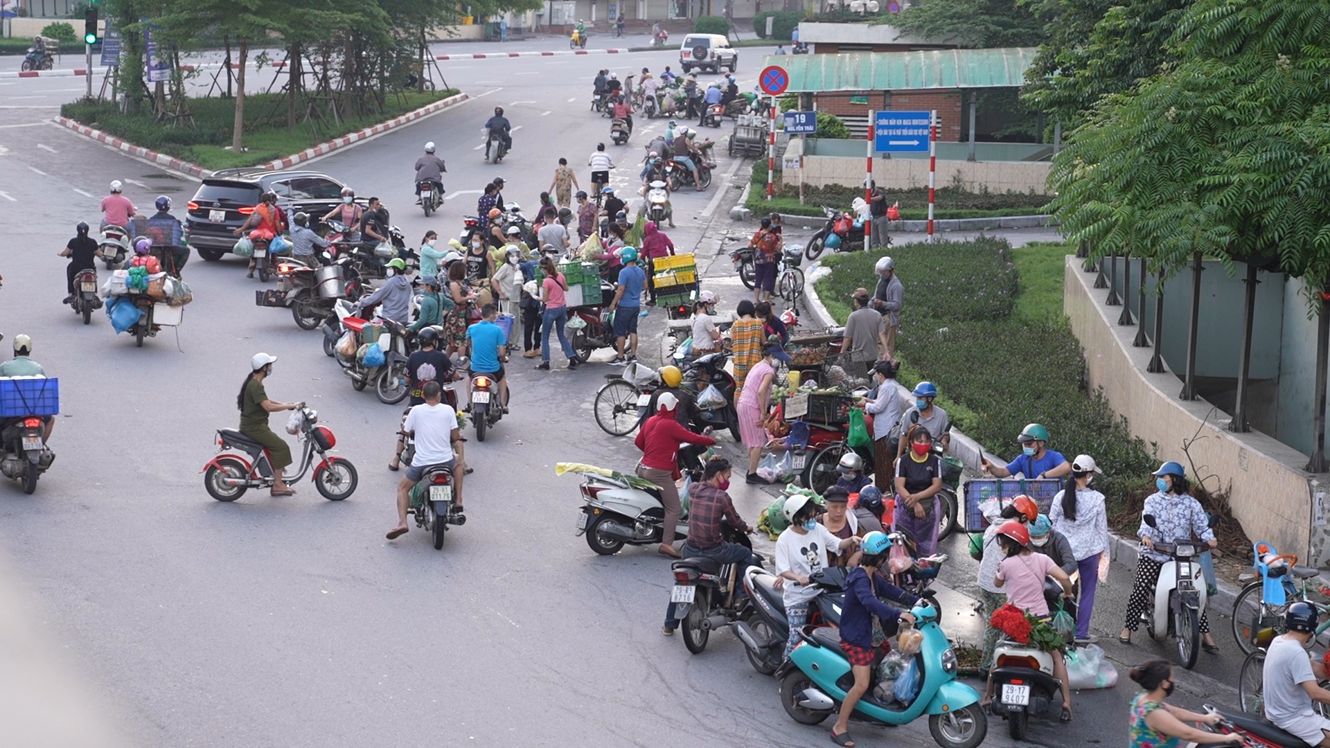 Hop cho giua duong truoc gio Ha Noi tang cuong cap do chong dich hinh anh