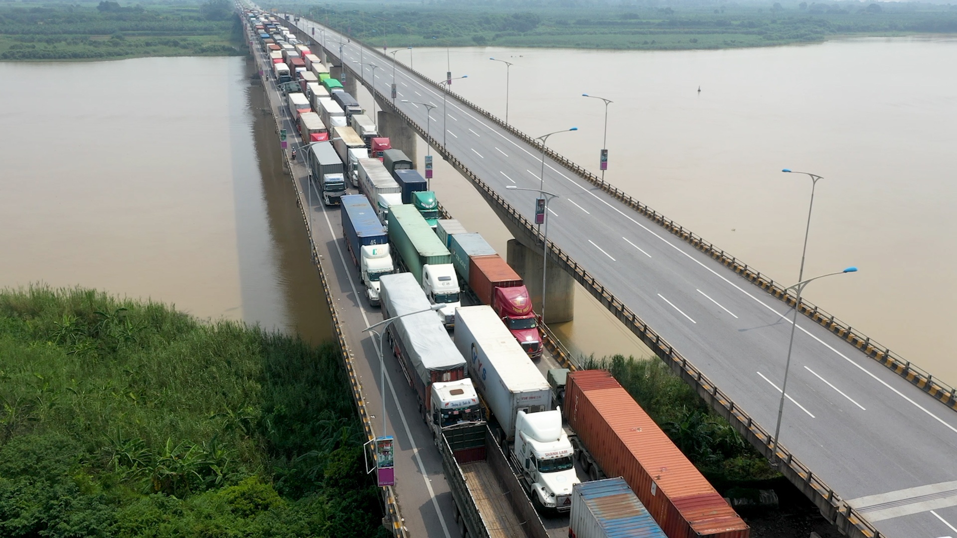 Tai xe khong an uong trong nhieu gio vi un tac tai chot kiem dich hinh anh