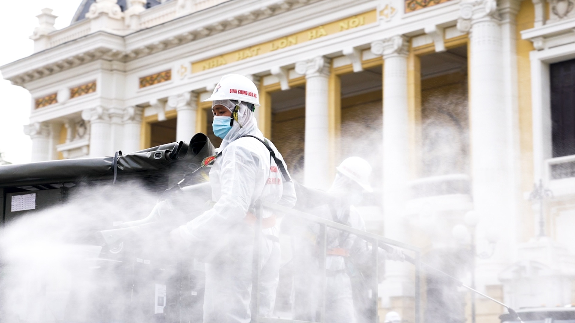 Quan doi phun khu khuan quan Hoan Kiem hinh anh