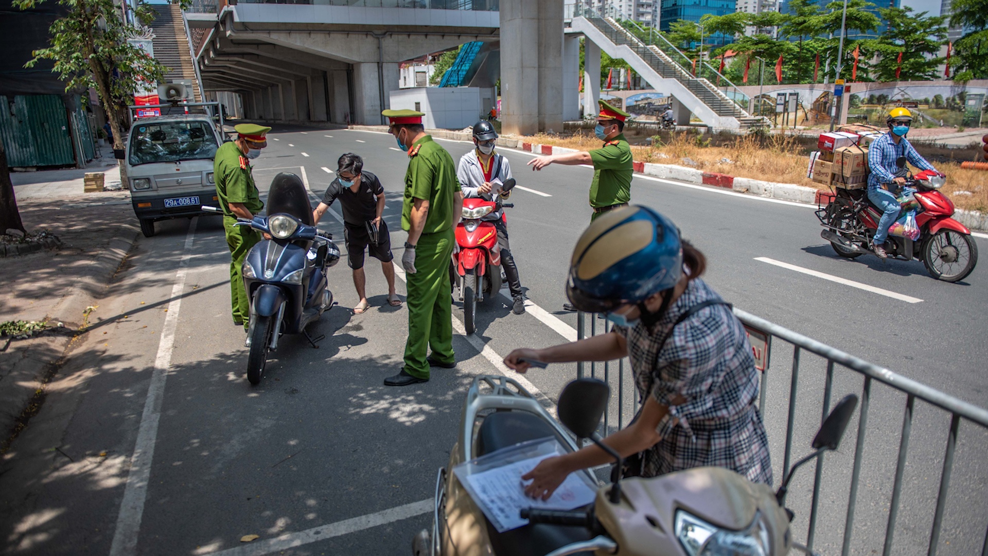 Ha Noi dung chot kiem soat Covid-19 o nhieu tuyen pho hinh anh