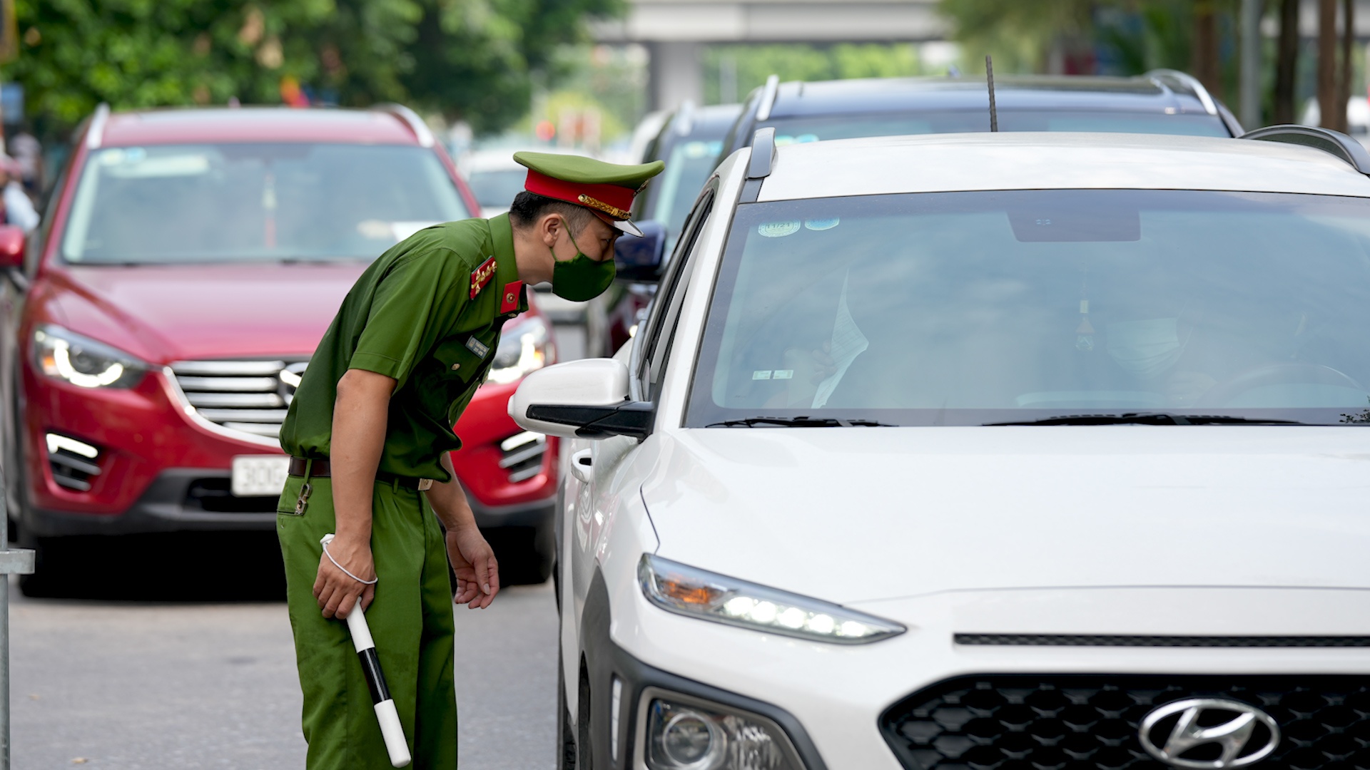 Oto xep hang cho qua chot kiem soat Covid-19 noi do Ha Noi hinh anh