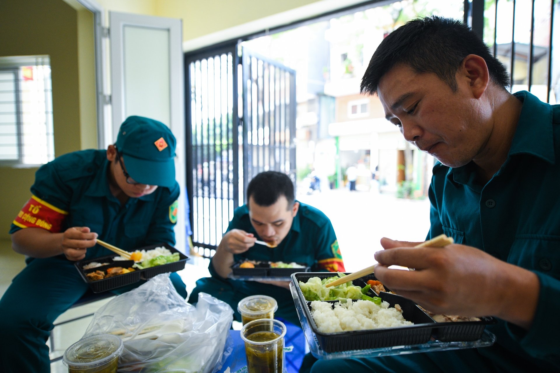 'Bua com am tinh' ben chot chan kiem soat Covid-19 hinh anh