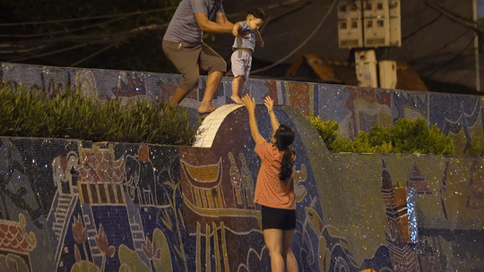 Nhieu nguoi vuot tuong ra khoi khu phong toa o Ha Noi hinh anh