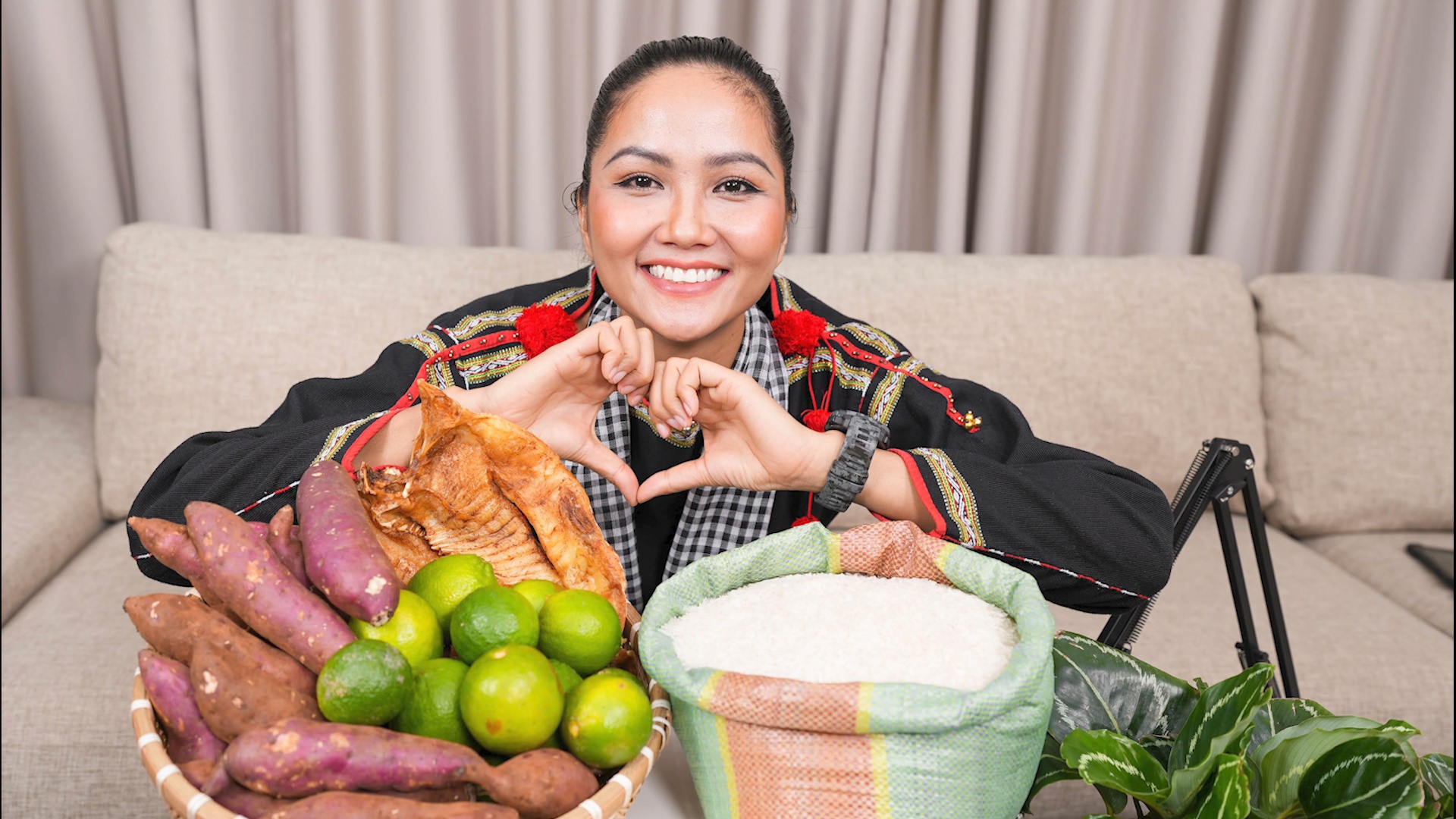 H'Hen Nie livestream ban nong san hinh anh