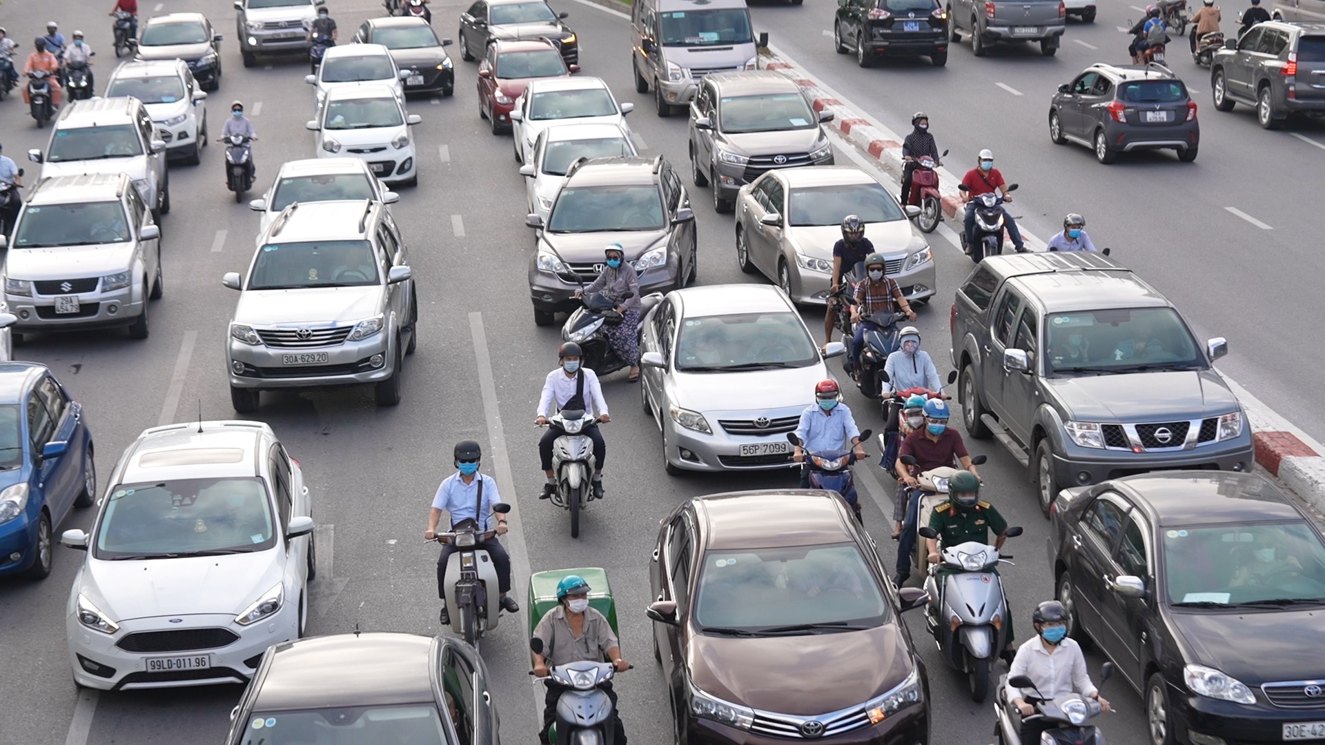 Duong pho Ha Noi dong duc ngay dau tuan hinh anh