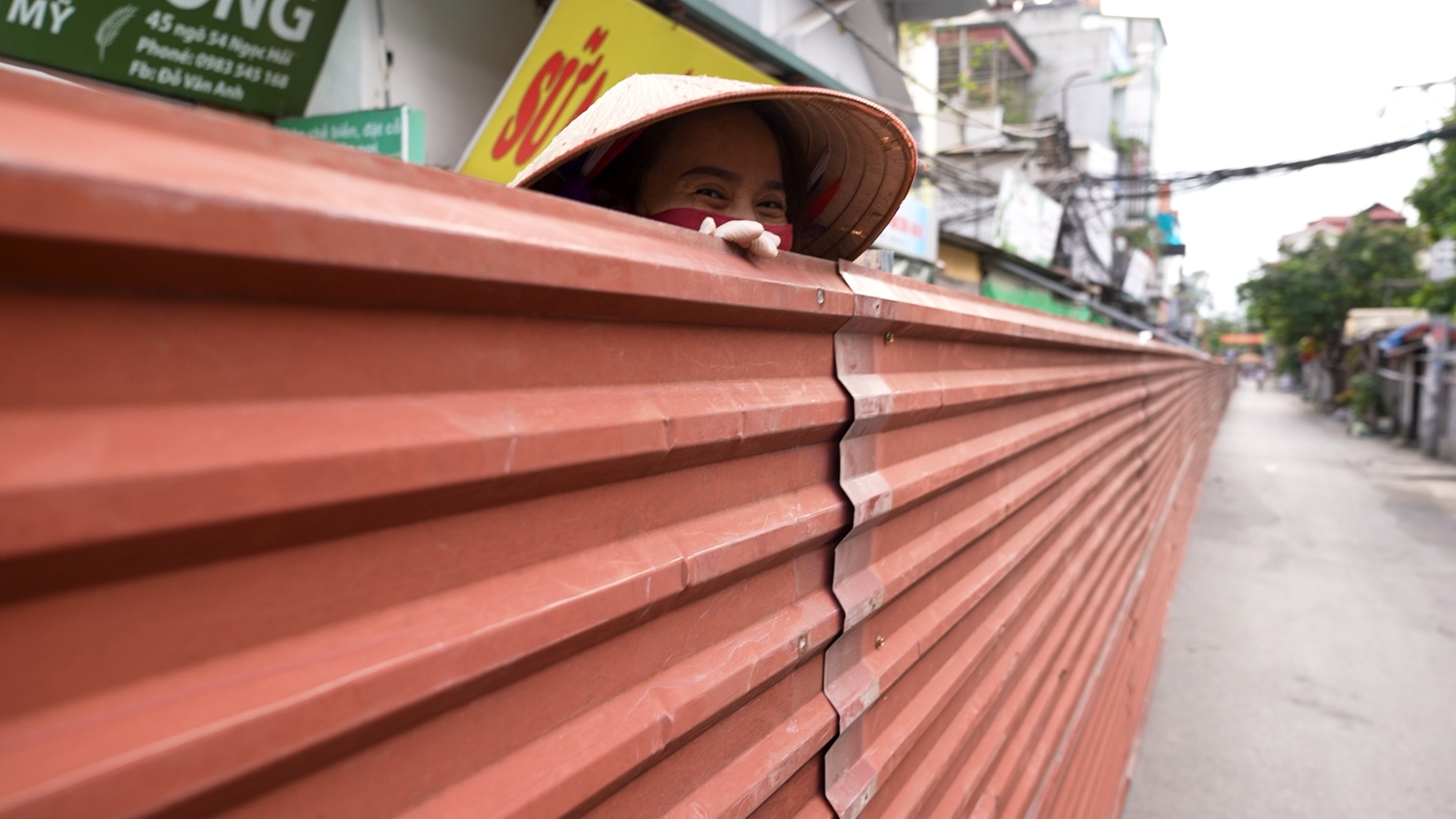 Dung hang rao chia doi duong de gian cach nguoi dan hinh anh