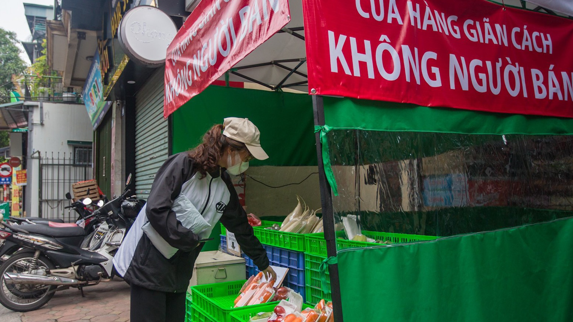 Cua hang thuc pham khong nguoi ban, khach tu tra tien tai Ha Noi hinh anh