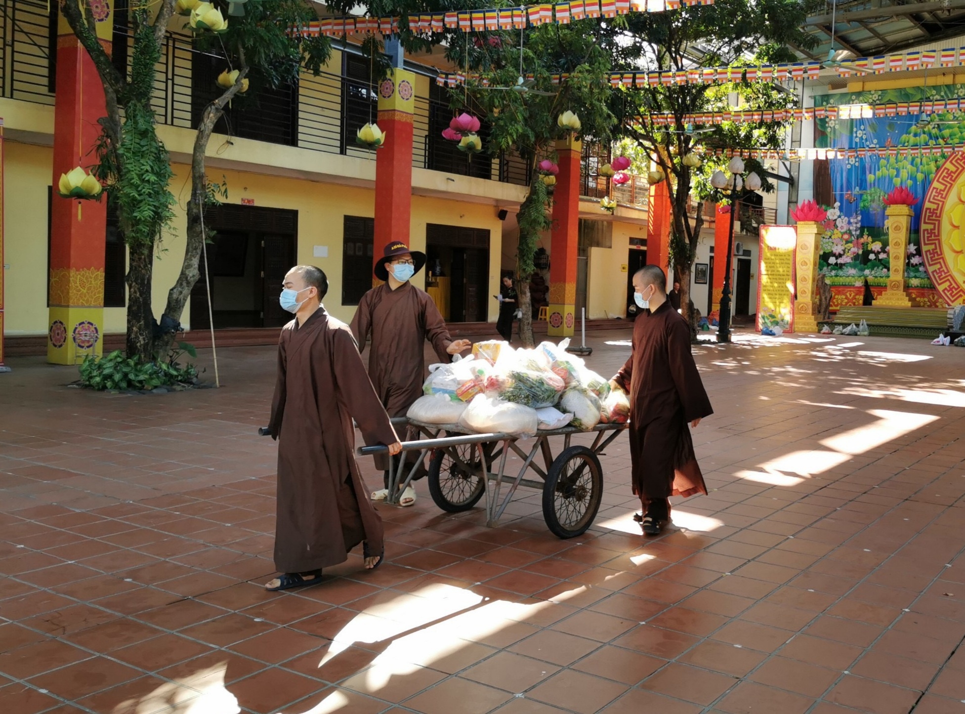 Nha chua se ho tro thuc pham cho nguoi dan den het gian cach hinh anh