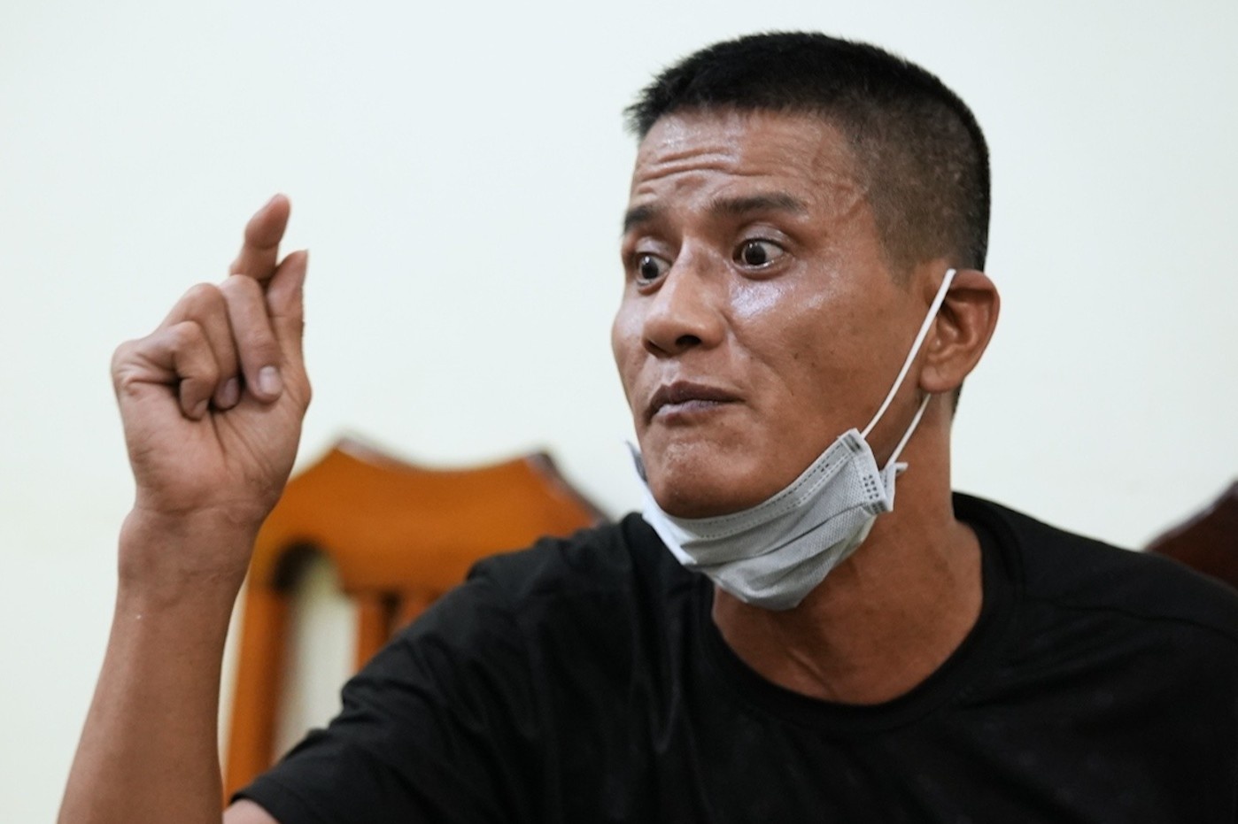 Bop co cong an o chot kiem soat, nguoi dan ong khai bao quanh co hinh anh