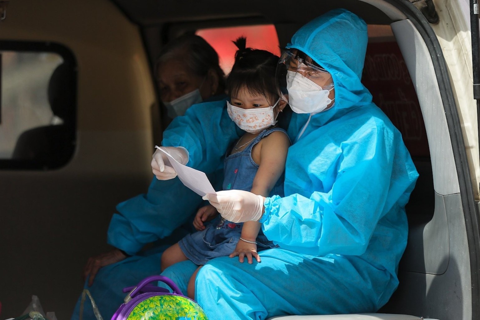 Lien tuc dua F1 tu o dich lon nhat Ha Noi di cach ly tap trung hinh anh