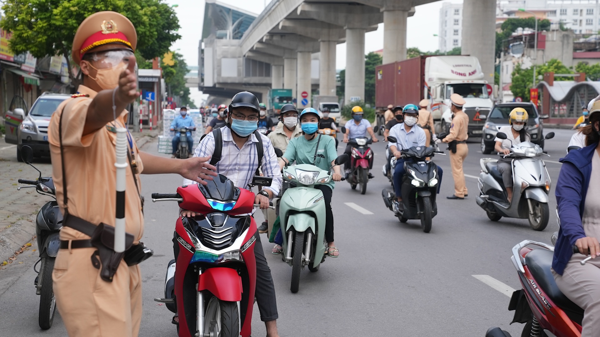 Tang cuong canh sat de tranh un tac tai chot kiem tra giay di duong hinh anh