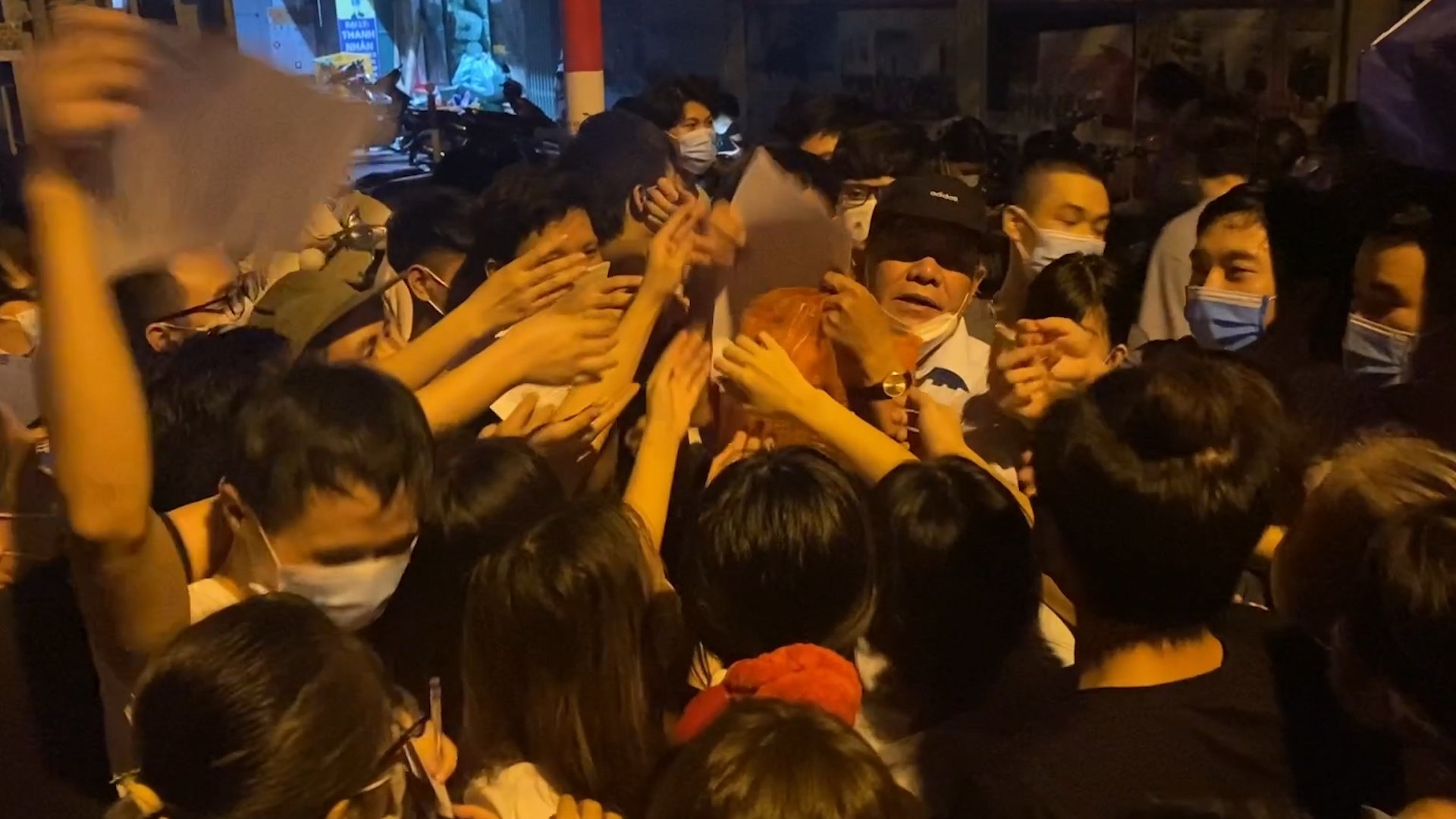 Chen lan de lay giay dang ky tiem vaccine o Ha Noi hinh anh