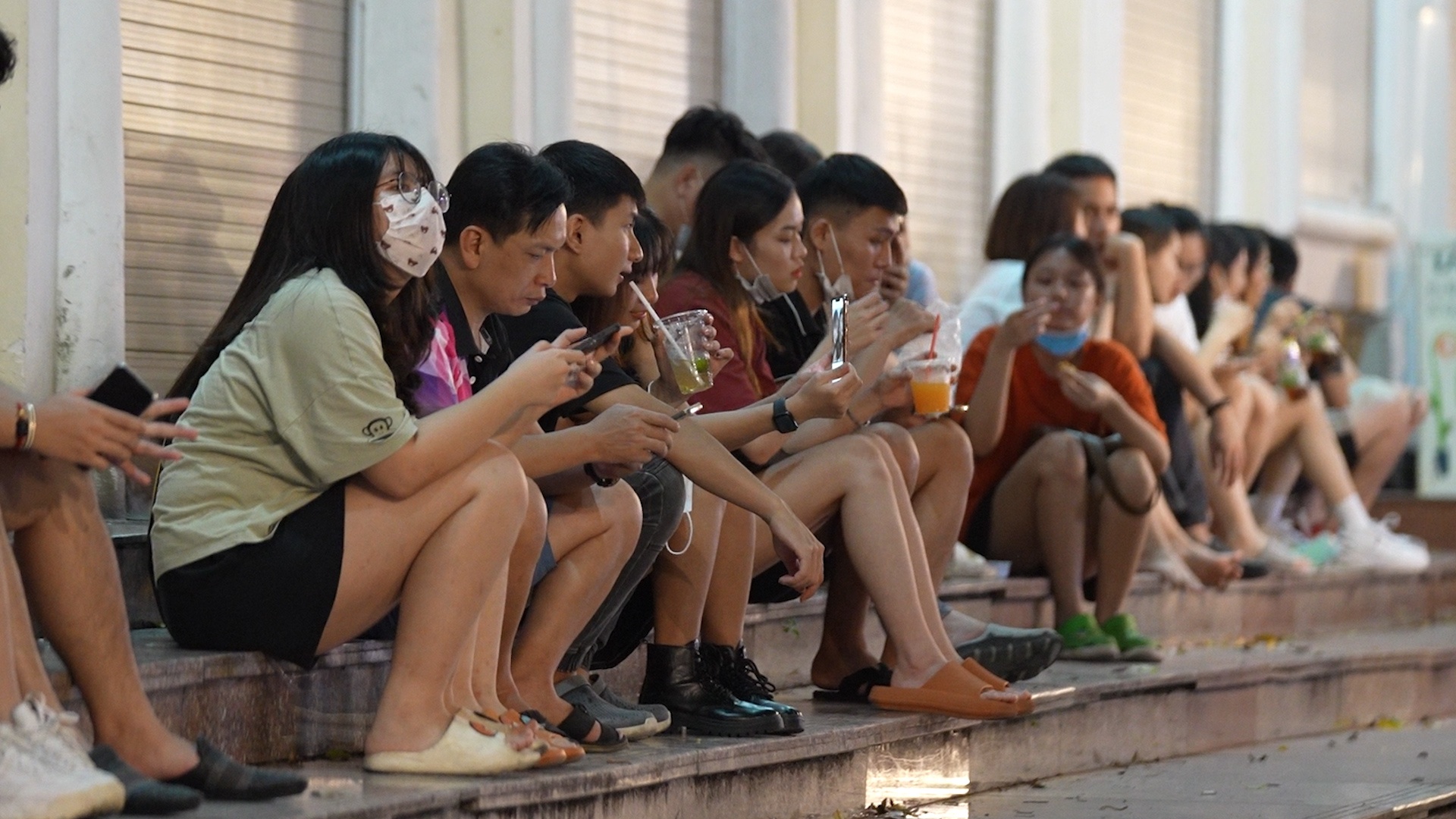 Tu tap, khong deo khau trang khi di choi Trung thu hinh anh