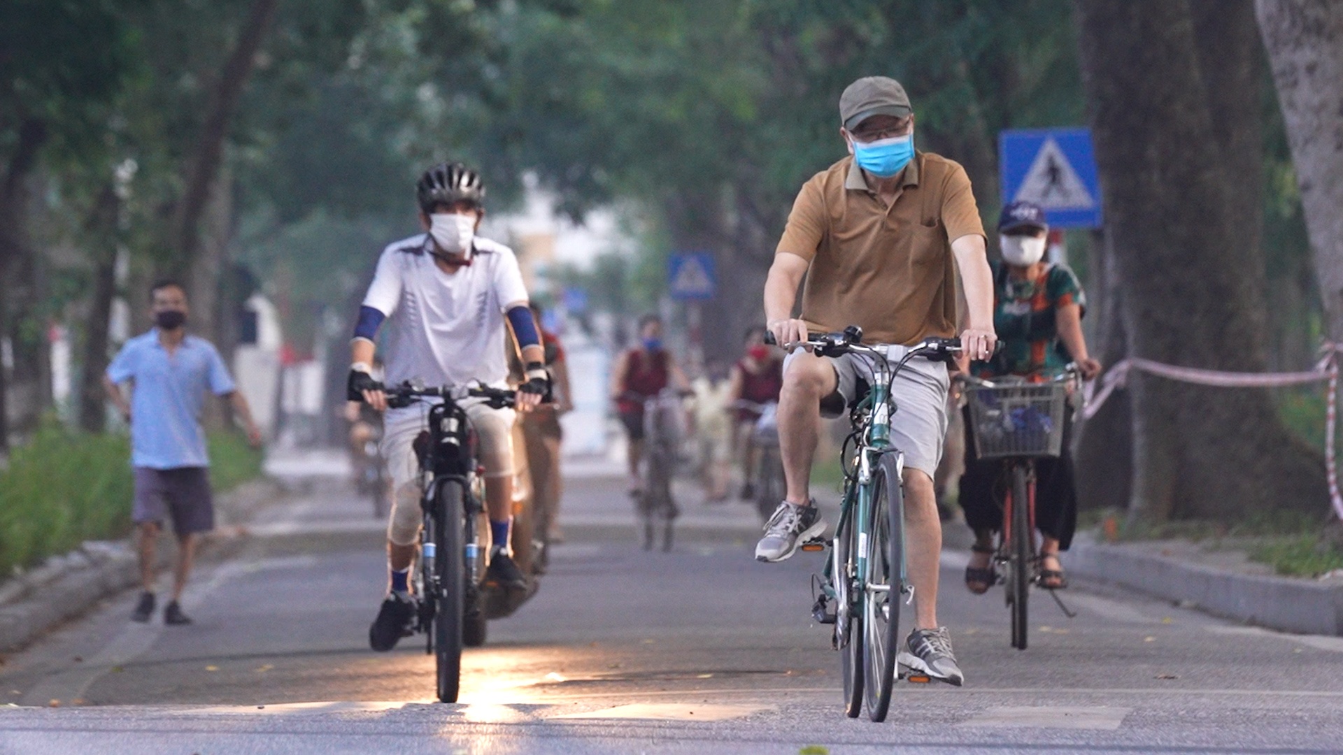Nguoi Ha Noi ra duong tap the duc du chua duoc phep hinh anh