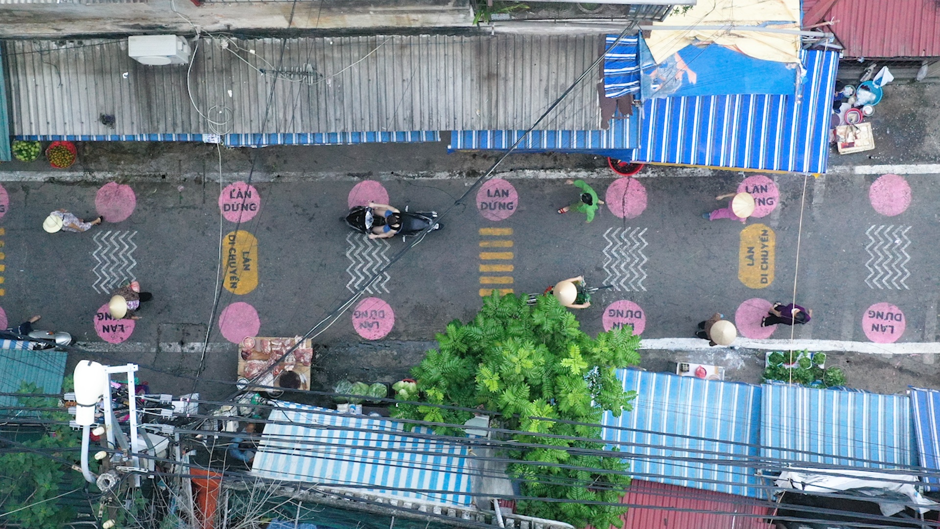 Khoanh tron vi tri xep hang cho nguoi dan di cho o Ha Noi hinh anh