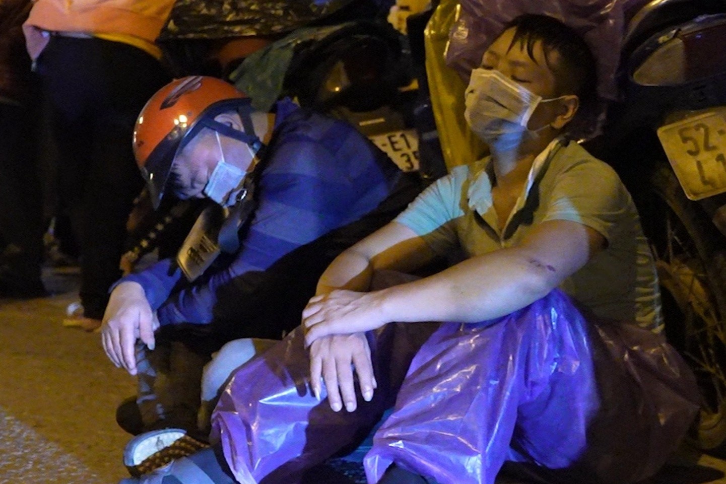 Ngu guc ben duong sau hanh trinh tu TP.HCM, Binh Duong den Ha Noi hinh anh