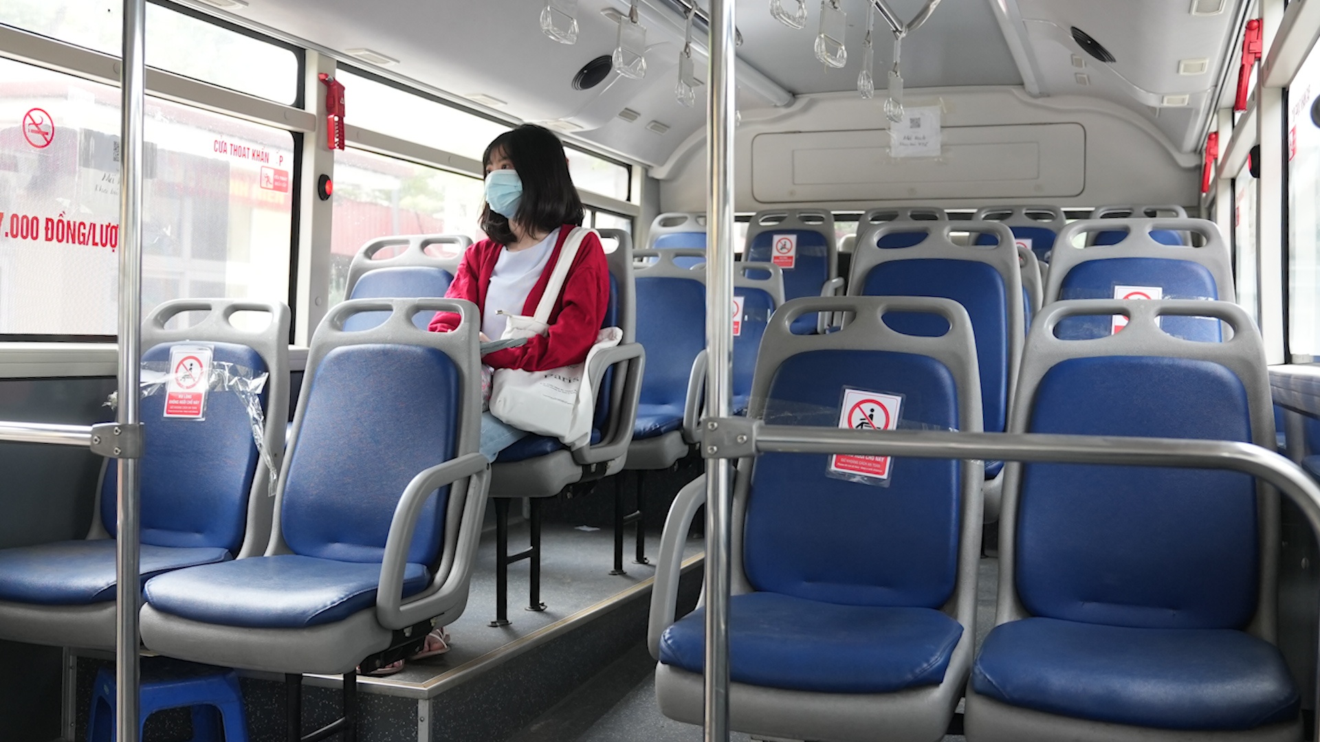 Nguoi Ha Noi chia se khi xe buyt hoat dong tro lai hinh anh