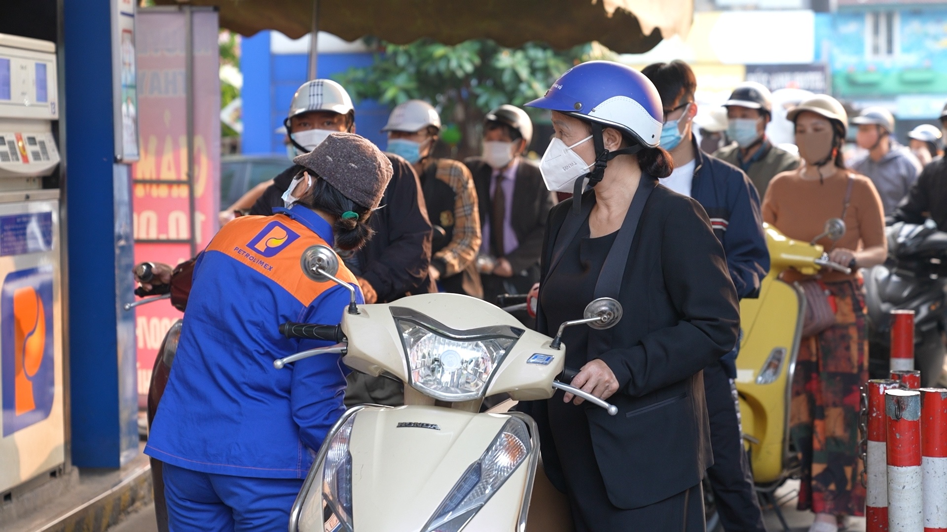 Nguoi tieu dung lo lang khi gia xang tang vot hinh anh