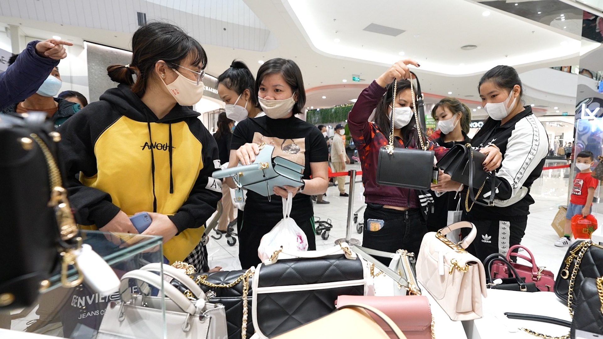 Black Friday tai Ha Noi: Noi xep hang cho mua, noi e am hinh anh