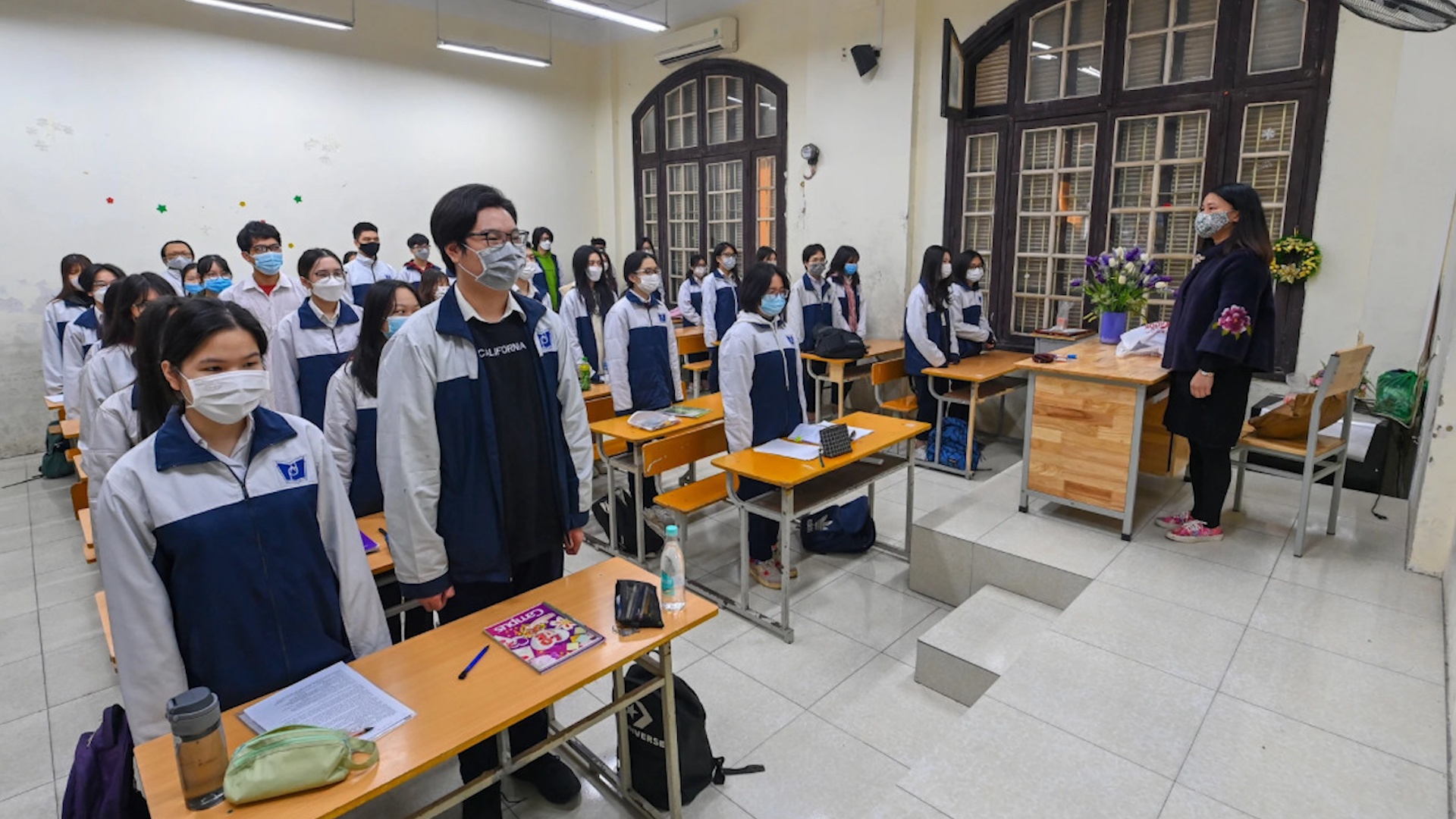 Hoc sinh lop 12 o Ha Noi quay lai truong sau 6 thang nghi hoc hinh anh