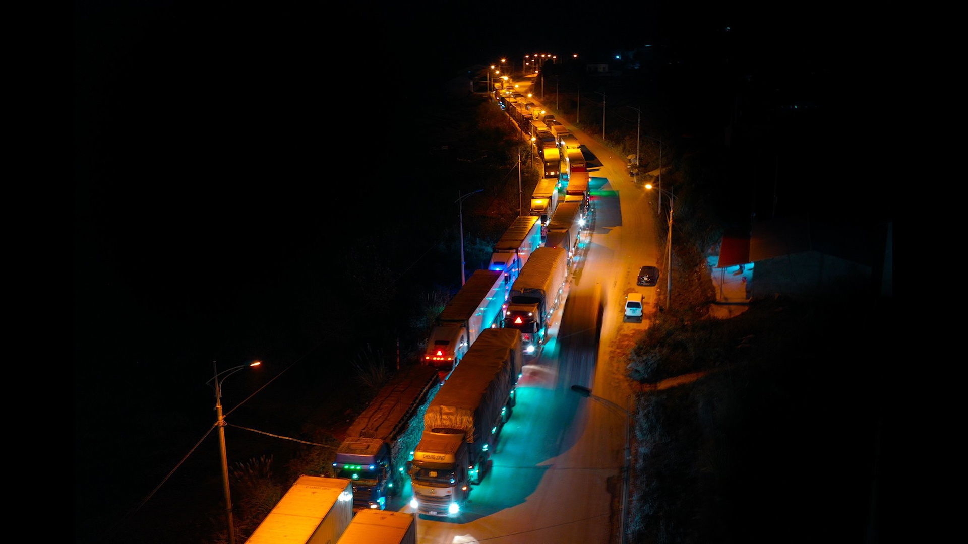 Xe cho nong san un u gan nua thang tai cua khau Tan Thanh hinh anh