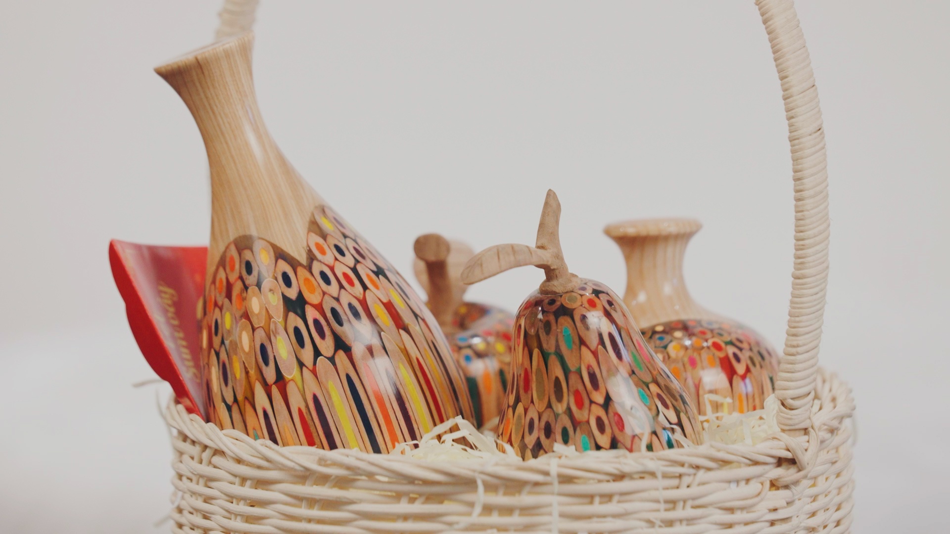 Do trang tri ghep tu but chi mau duoc long khach Tay hinh anh