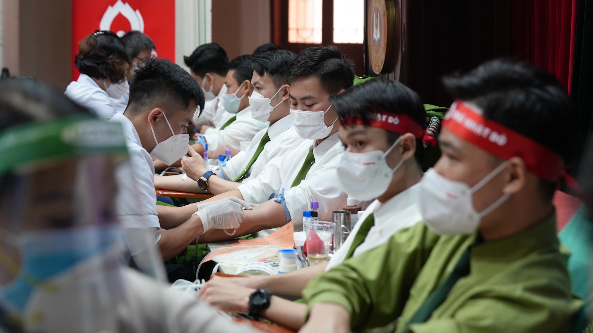 Hon 2.000 hoc vien, chien si canh sat hien mau ngay Chu nhat do hinh anh