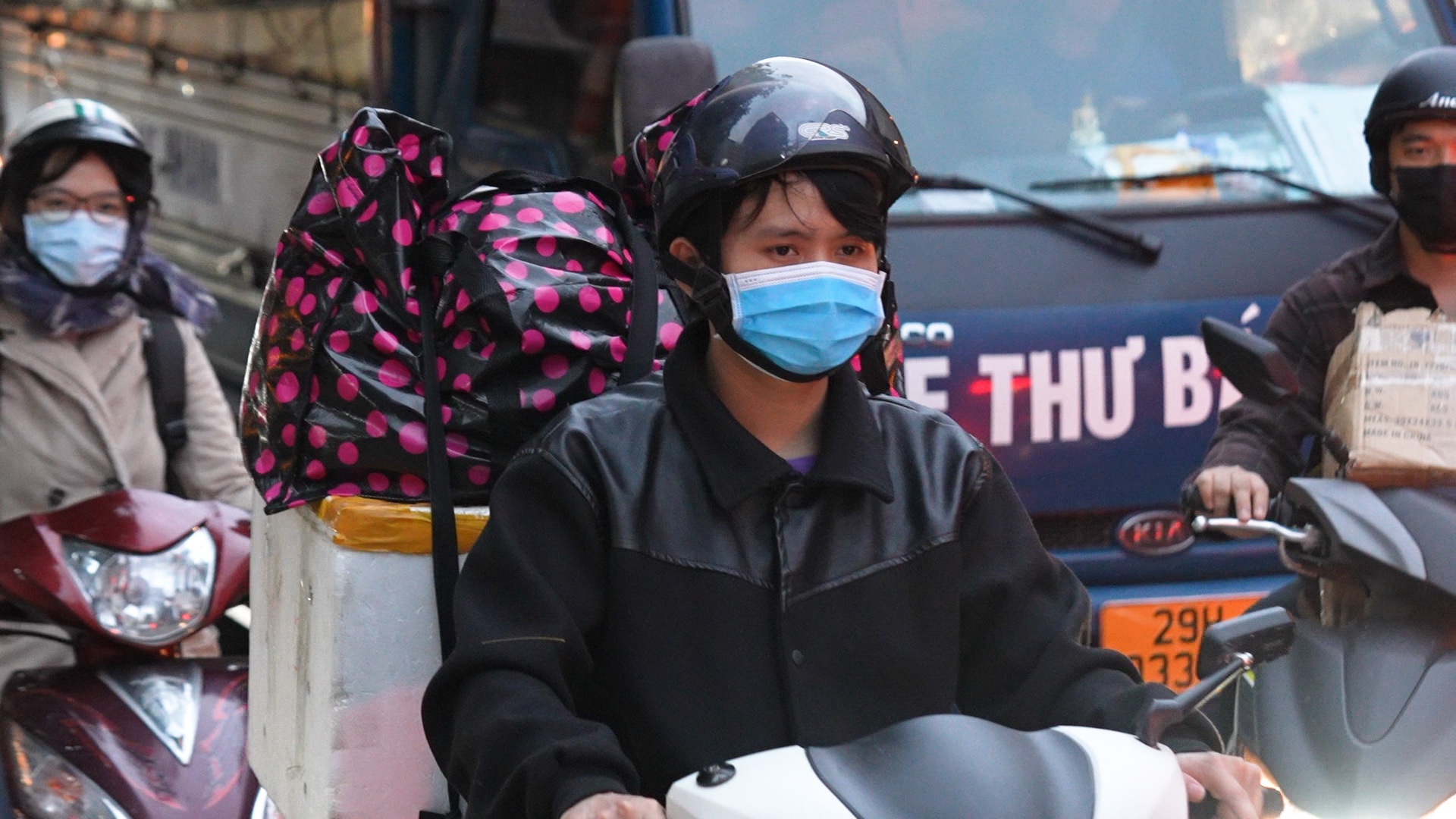 Nguoi dan tay xach, nach mang roi Ha Noi ve que an Tet hinh anh