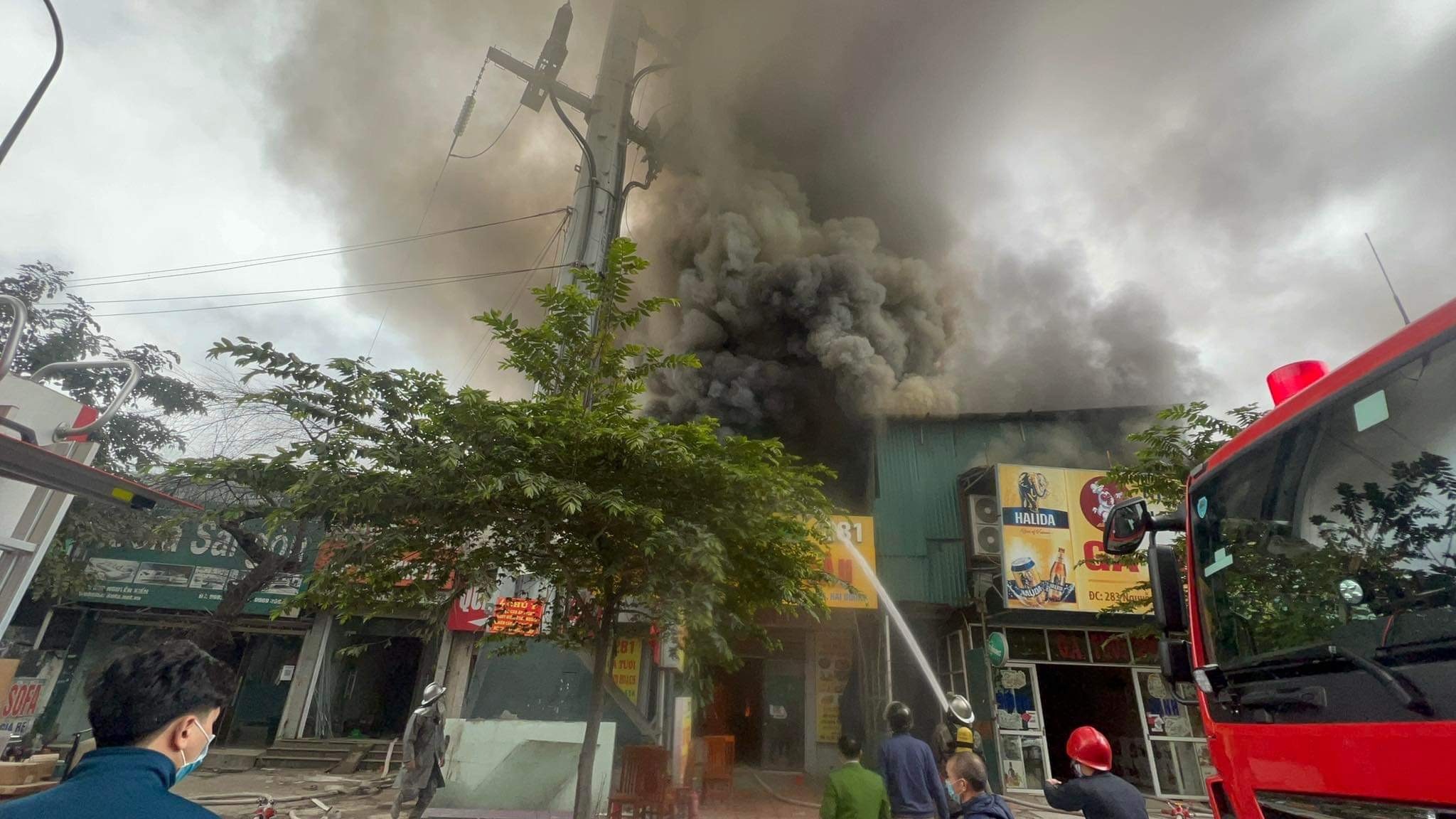 Nguoi dan ke luc vu chay bung phat, thieu rui nhieu can nha o Ha Noi hinh anh