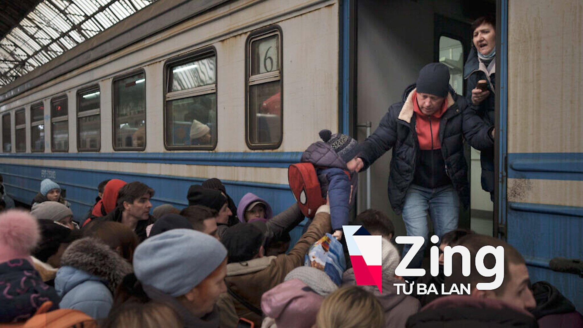 Nguoi dan Ukraine dung suot 2 ngay tren chuyen tau roi khoi dat nuoc hinh anh