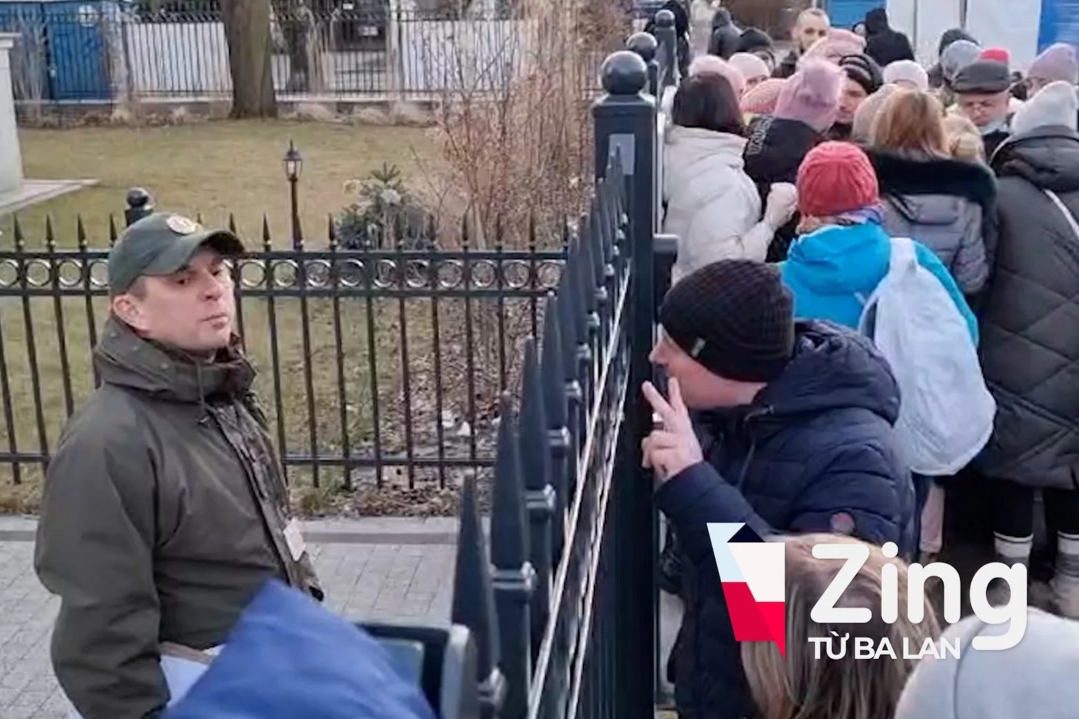 Nguoi Ukraine ngu qua dem truoc lanh su quan de lam giay to hinh anh