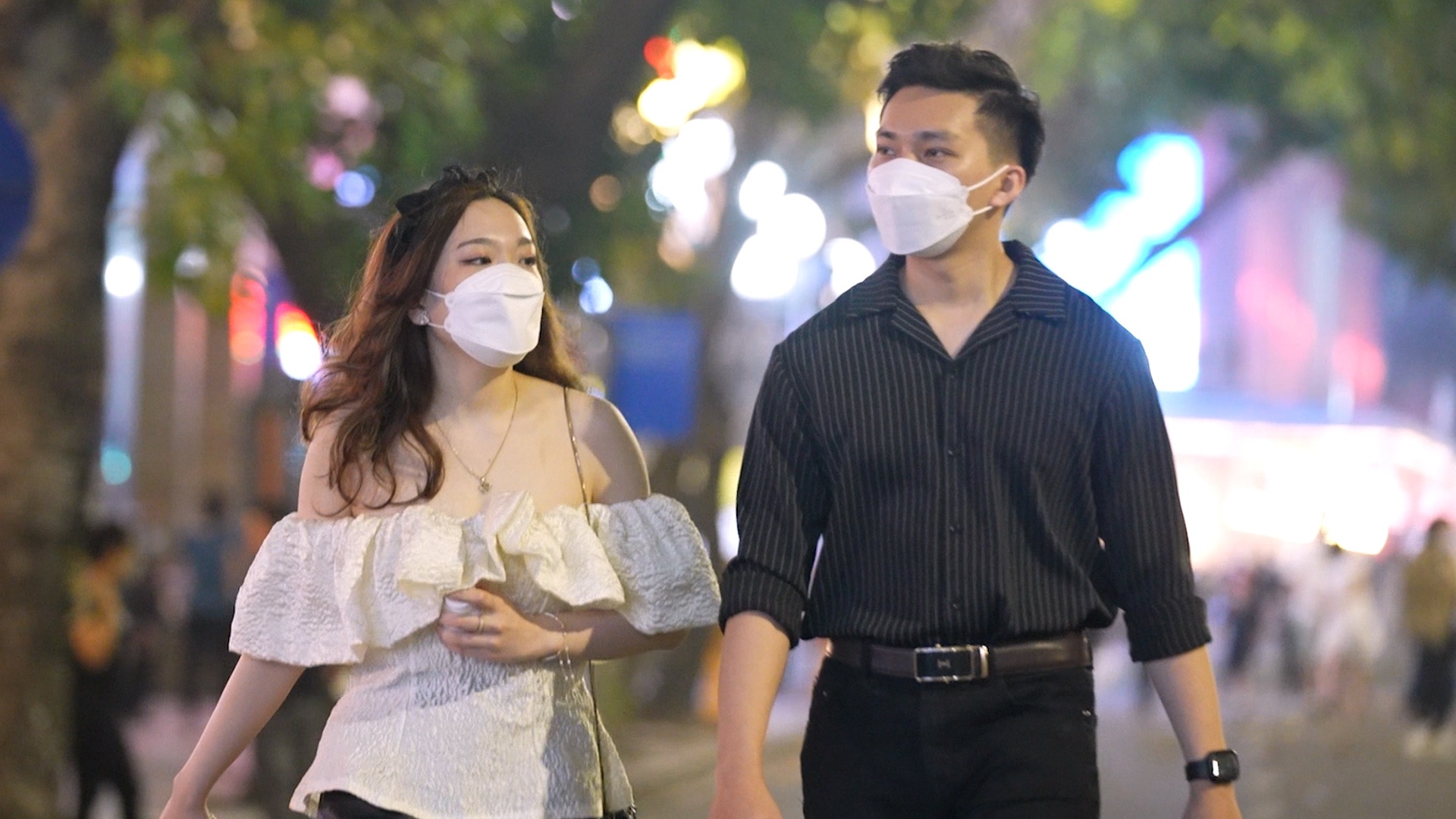 Nguoi dan toi pho di bo ho Guom trong ngay dau hoat dong tro lai hinh anh