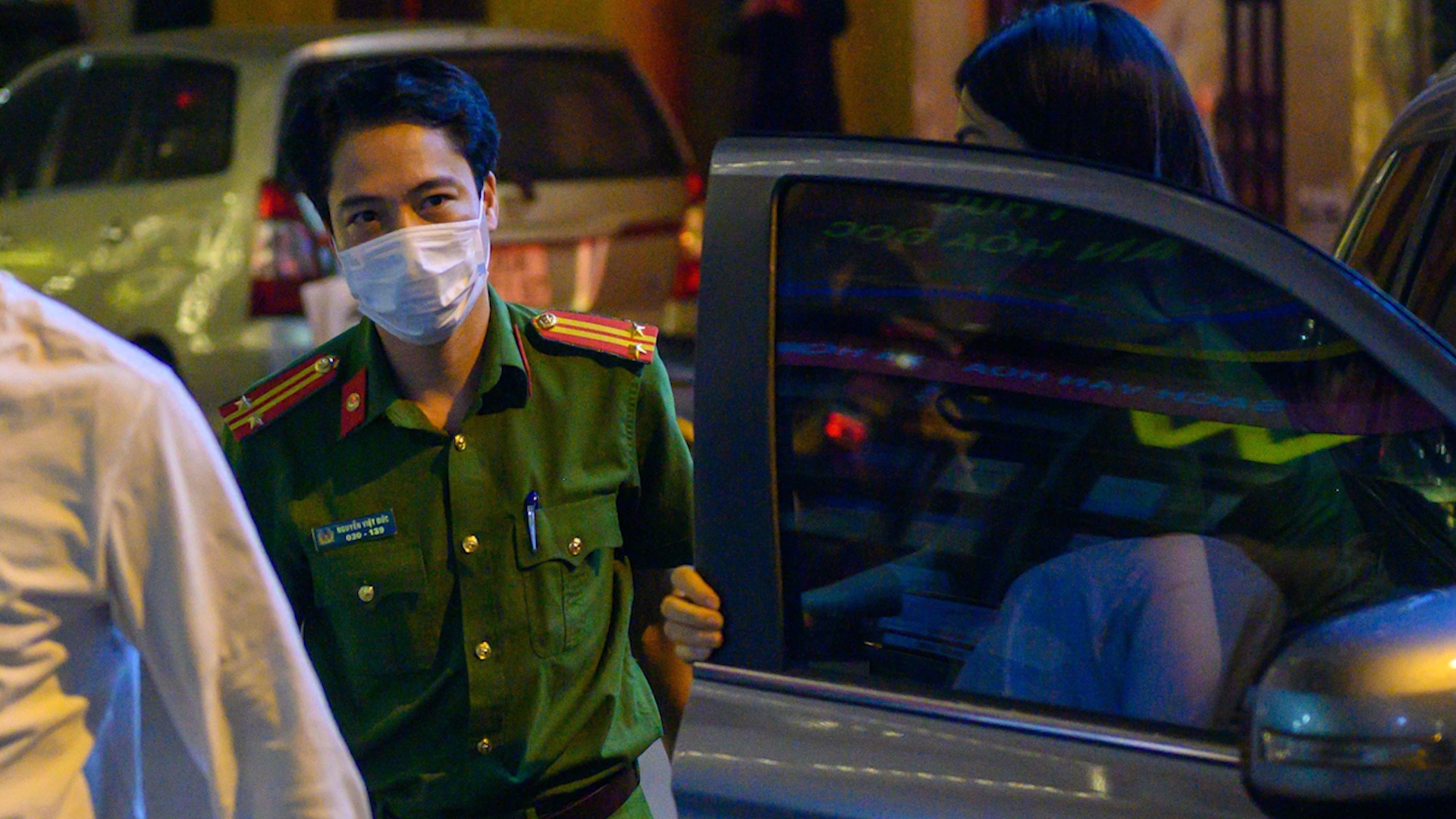 Canh sat lam viec tai tru so Tap doan Tan Hoang Minh hinh anh