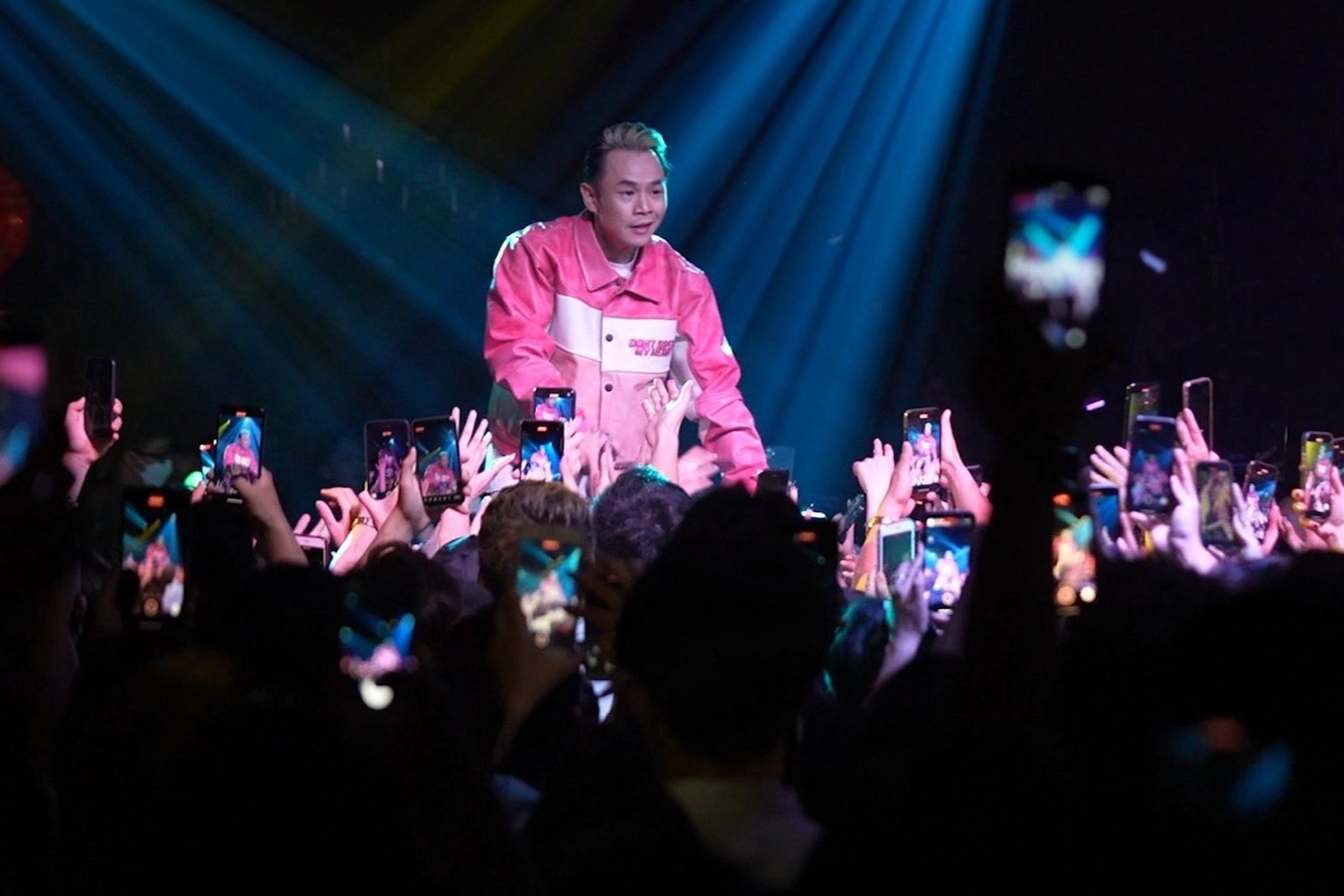 Quan bar tai Ha Noi kin khach ngay dau nghi le hinh anh