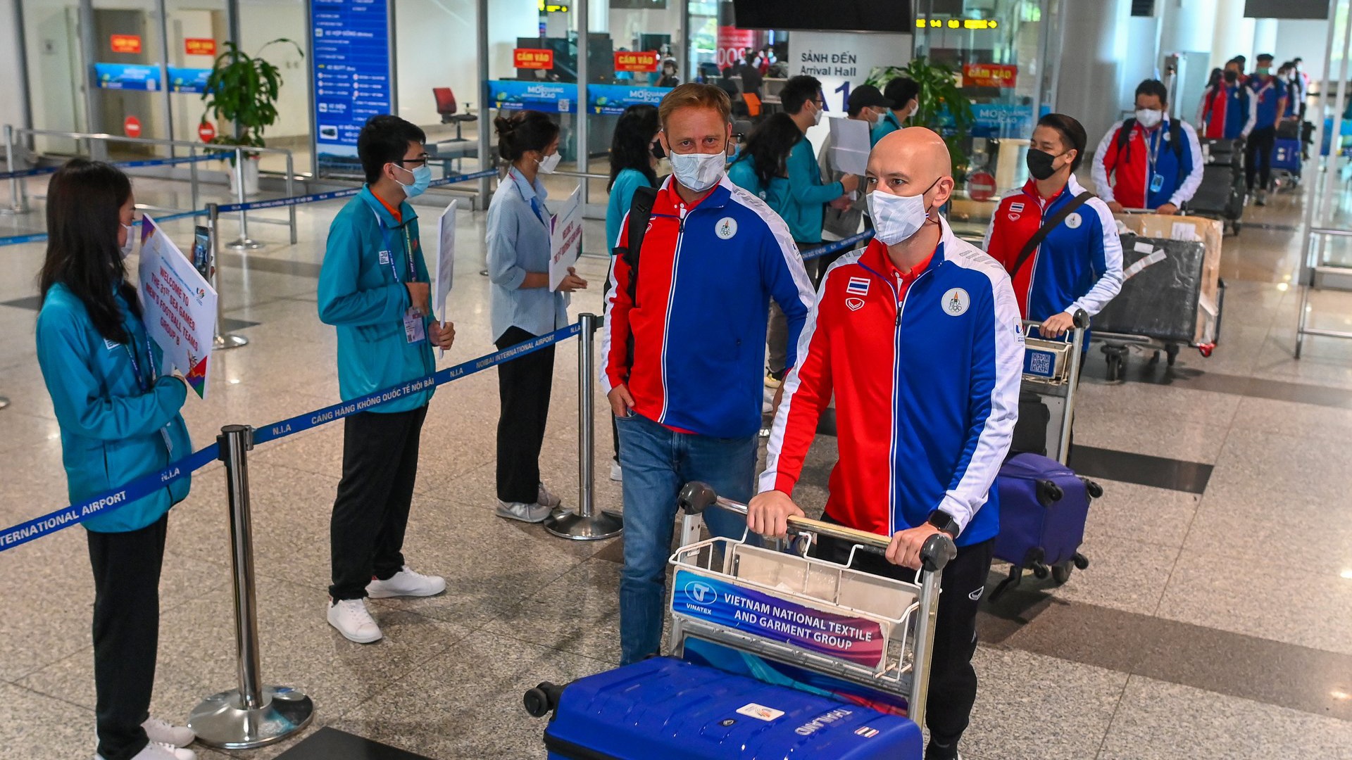 Polking va cau thu U23 Thai Lan chao hoi nguoi ham mo khi den Ha Noi hinh anh