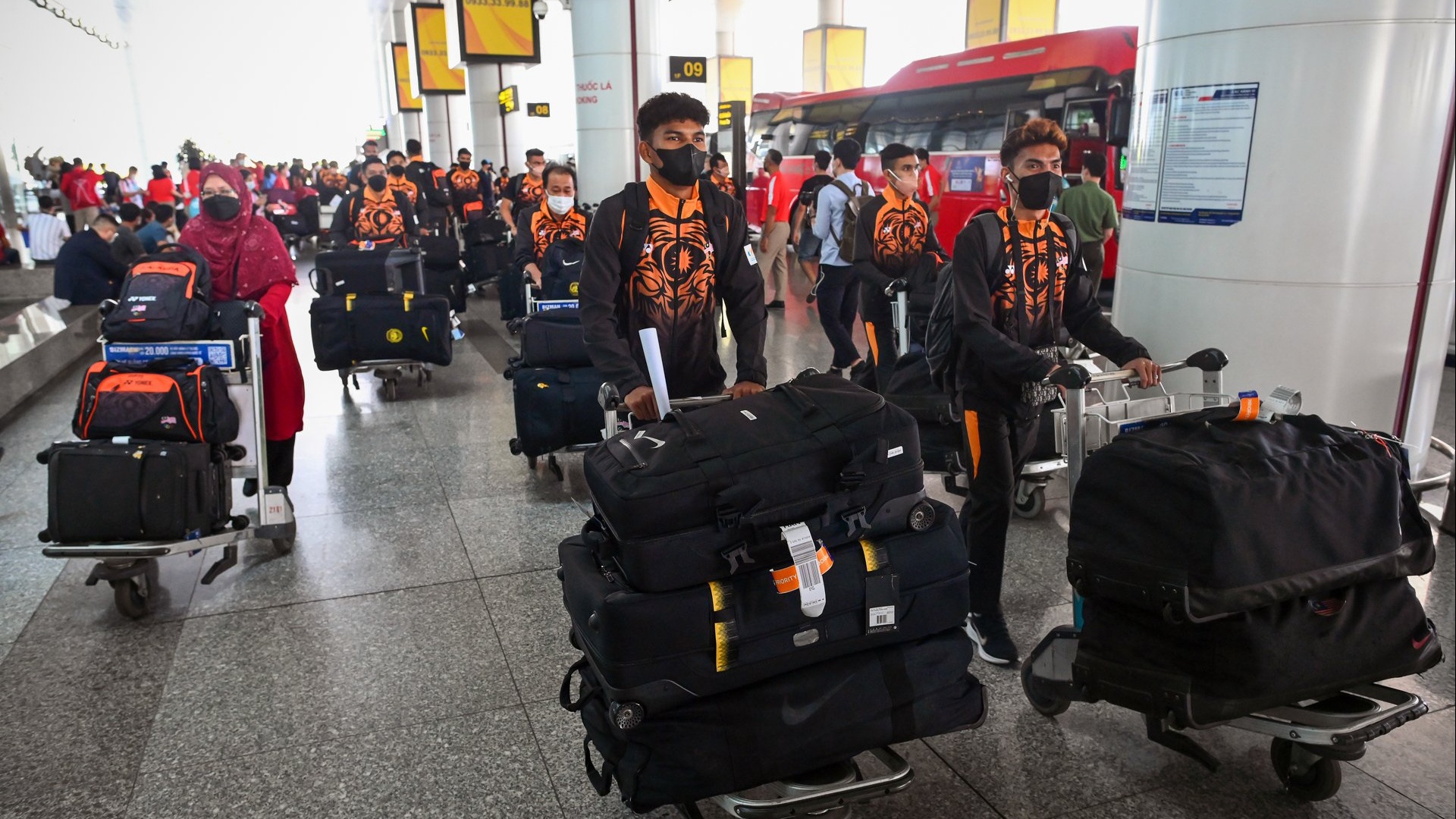 Nhieu doan the thao du SEA Games den Noi Bai hinh anh