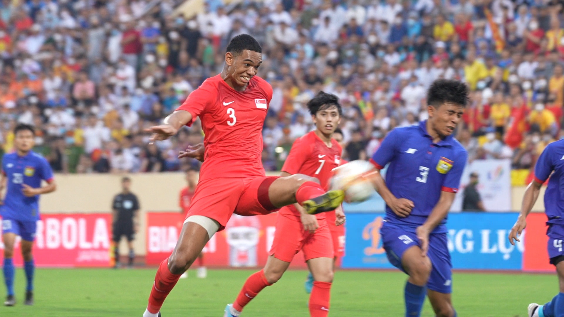 Cau thu cao 1,95 m go hoa phut bu gio cho U23 Singapore hinh anh