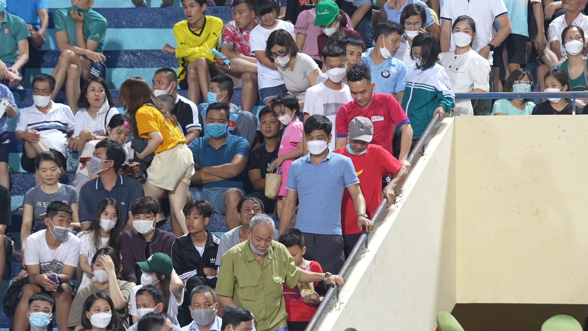 Nhieu CDV Viet Nam bo ve sau khi U23 Singapore thua dam hinh anh