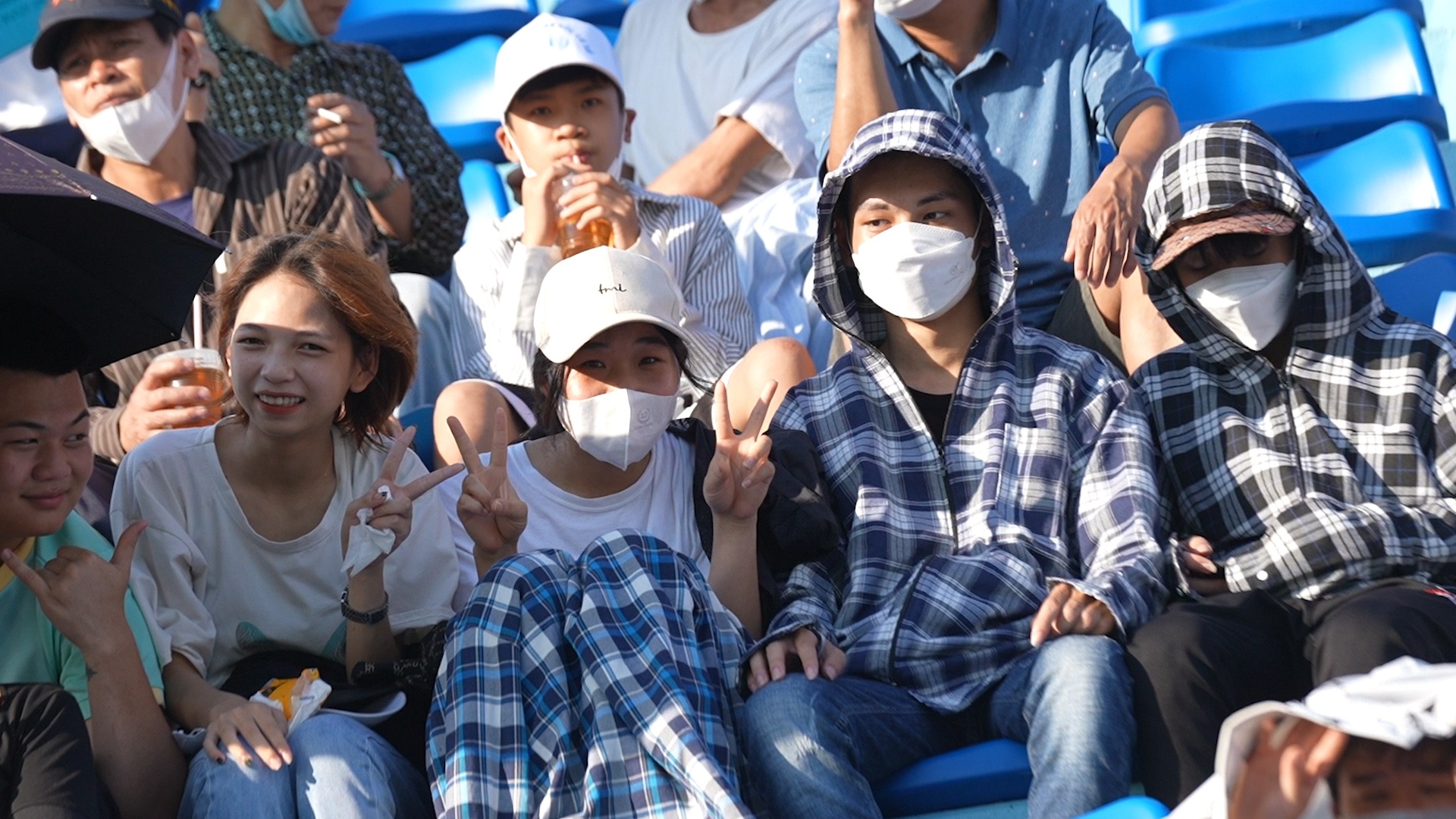 Hang nghin CDV doi nang den san Thien Truong co vu bong da hinh anh