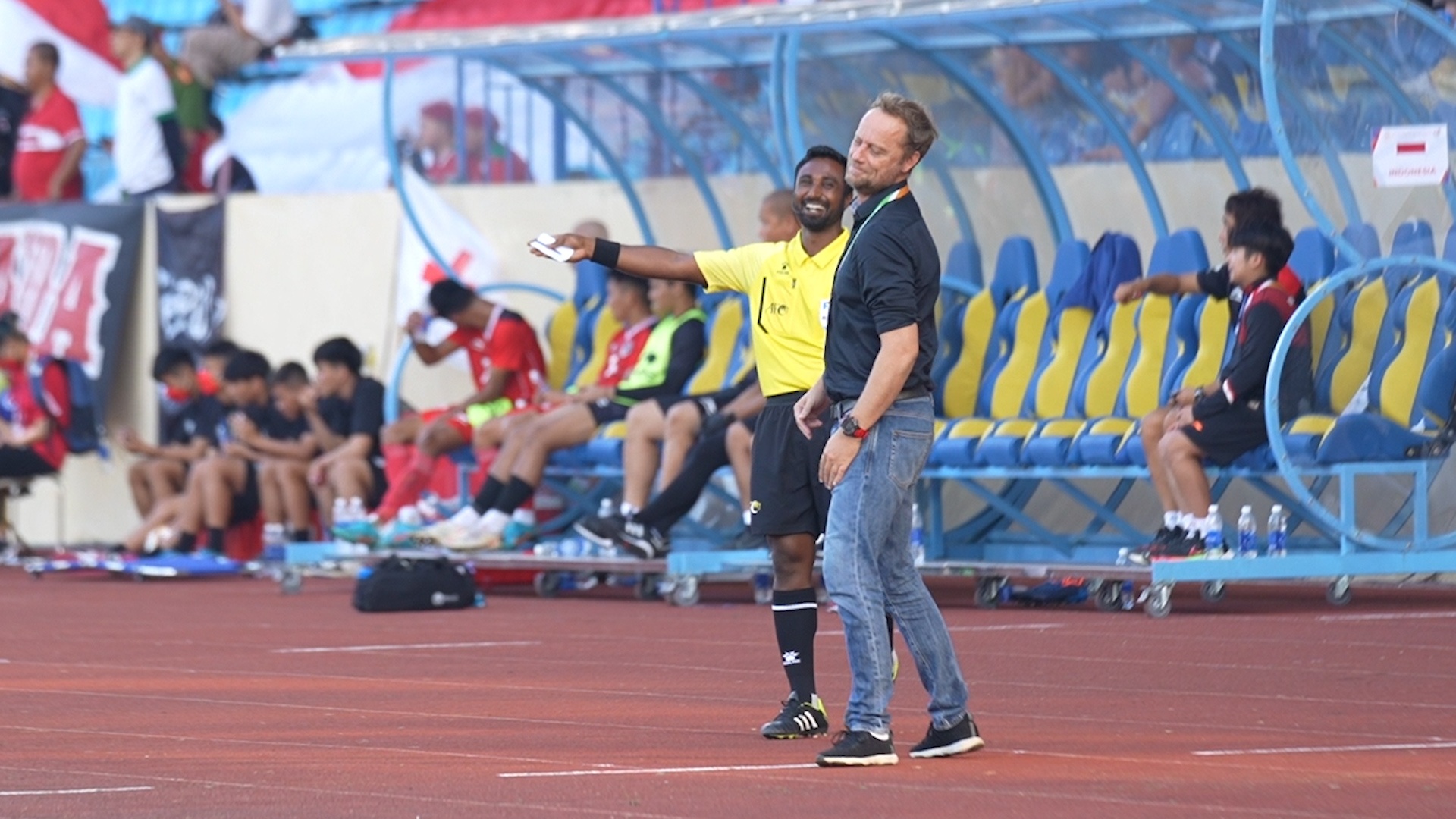 HLV Polking lien tuc thac mac voi trong tai hinh anh