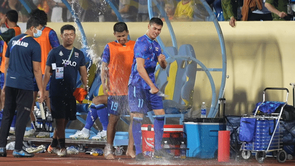 Cau thu U23 Thai Lan khong giu duoc binh tinh khi bi duoi khoi san hinh anh