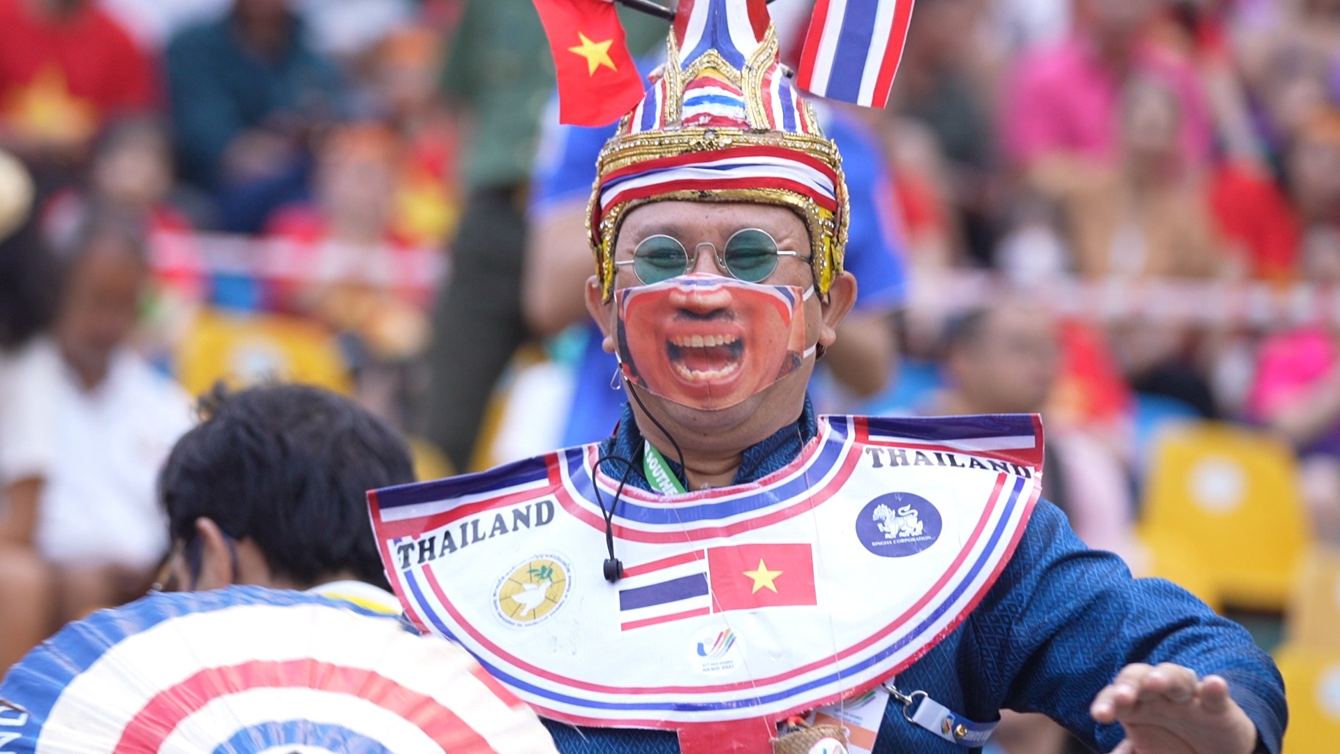 CDV Thai Lan tu Nam Dinh den Quang Ninh xem chung ket bong da nu hinh anh