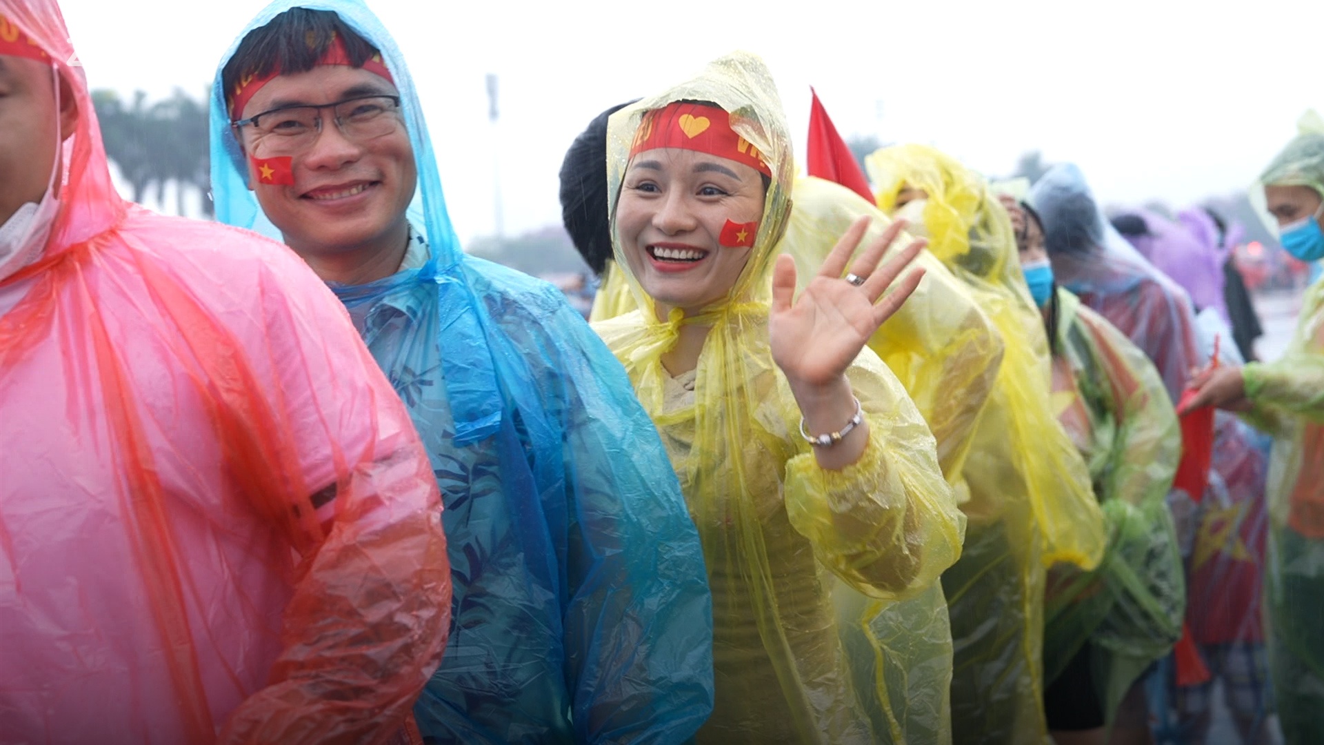 CDV doi mua xep hang truoc nhieu gio tai san My Dinh hinh anh