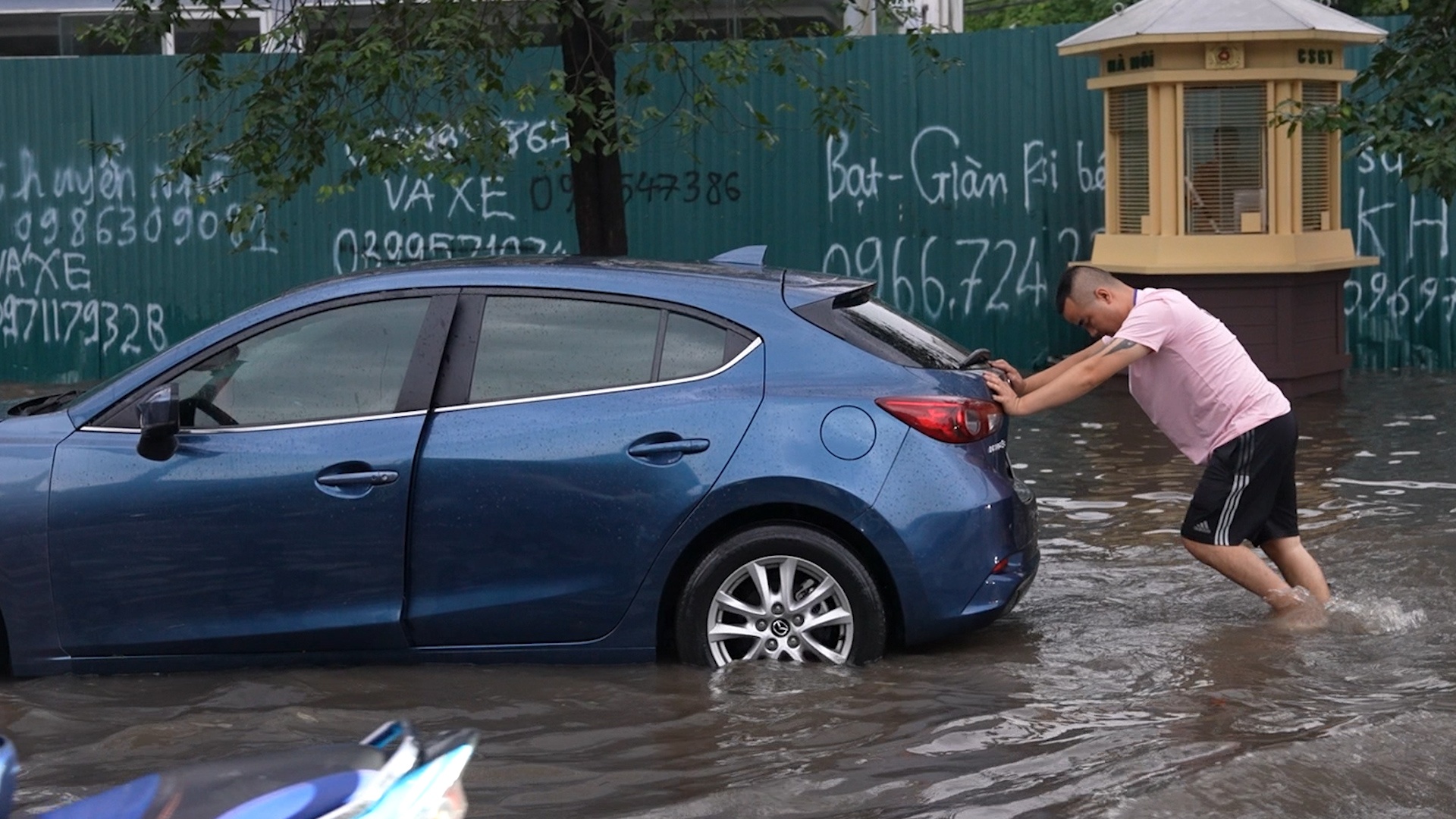Nguoi Ha Noi day xe ve nha sau tran mua lon hinh anh
