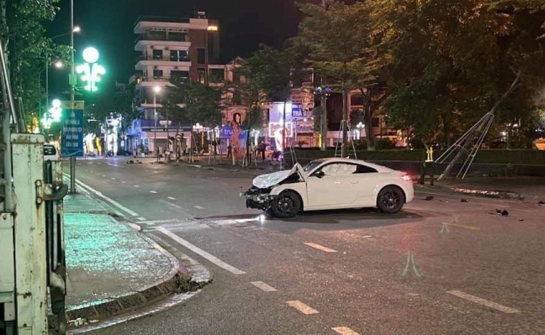 Nguoi dan bat khoc khi thay ba nguoi chet vi bi xe Audi dam hinh anh