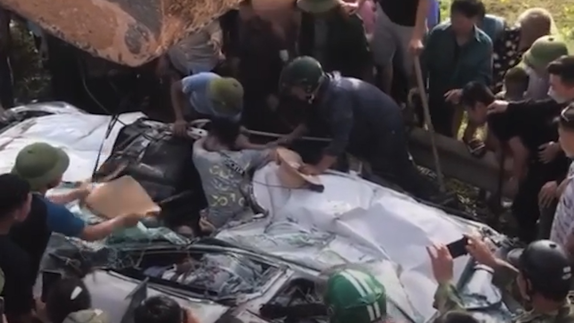 Giay phut giai cuu nam thanh nien trong oto con bi xe tai de bep hinh anh