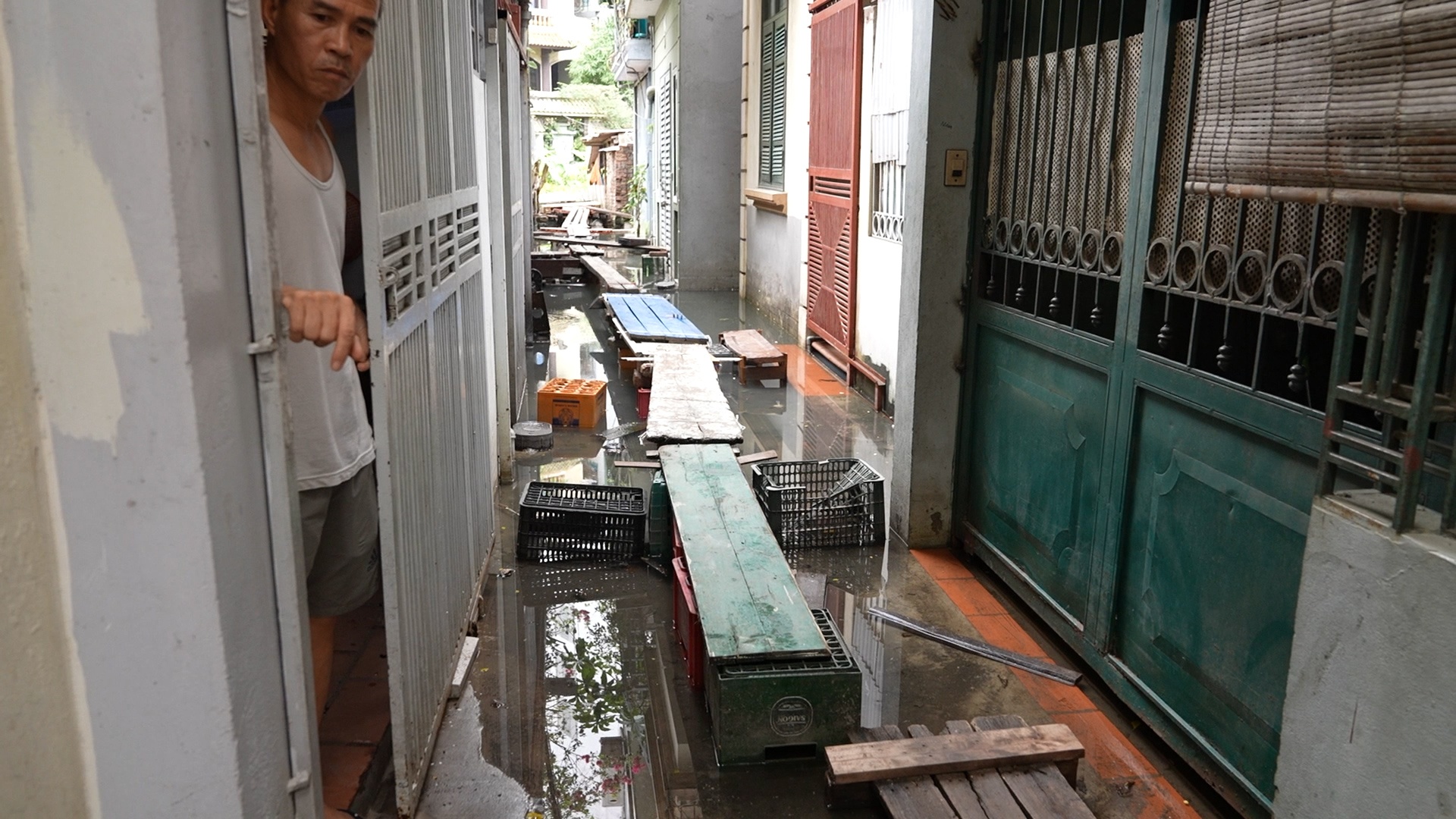 Mua ngot 10 ngay, nguoi Ha Noi van di 'cau khi' vao nha hinh anh