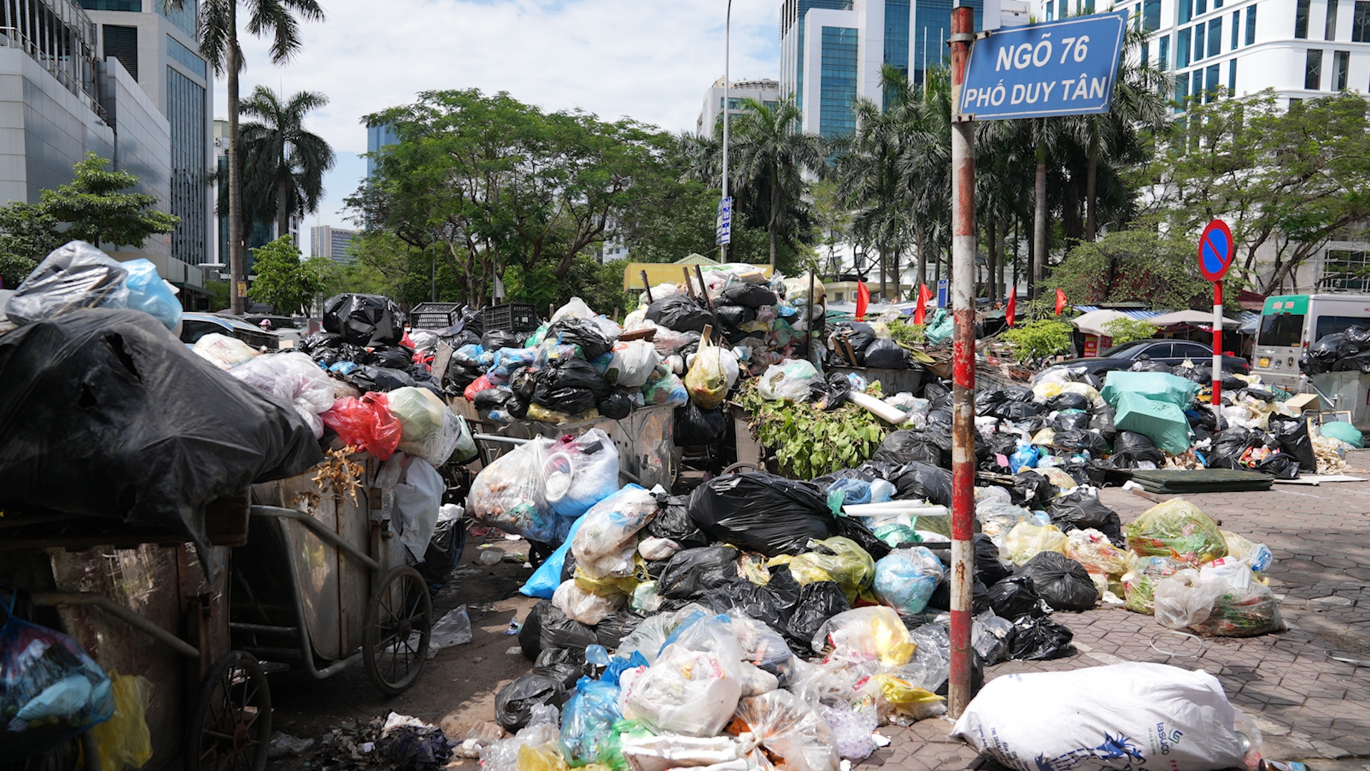 Rac thai chat dong, un u nhieu ngay tai Ha Noi hinh anh